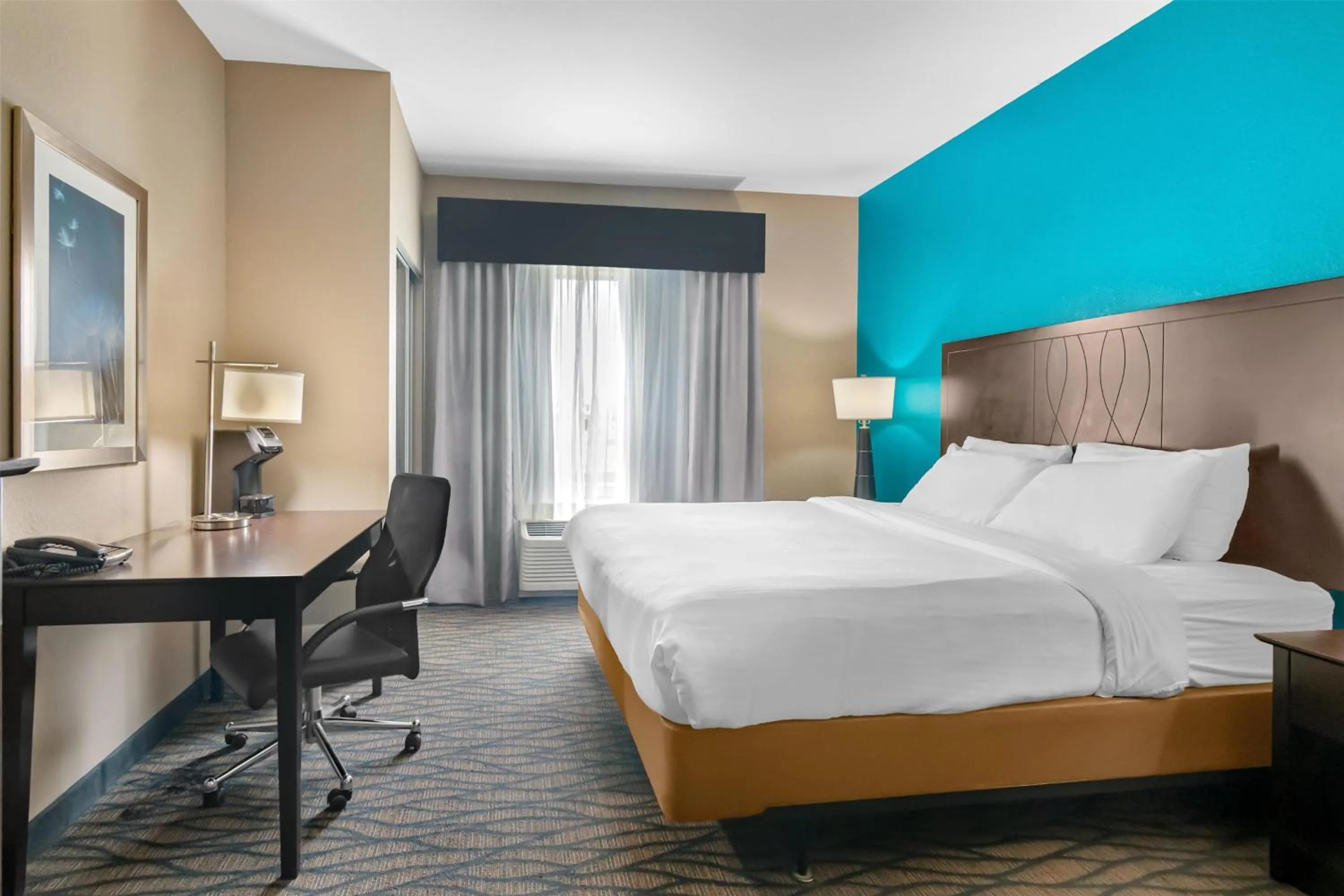 Bedroom, Bed in Best Western Plus Hiawatha Hotel