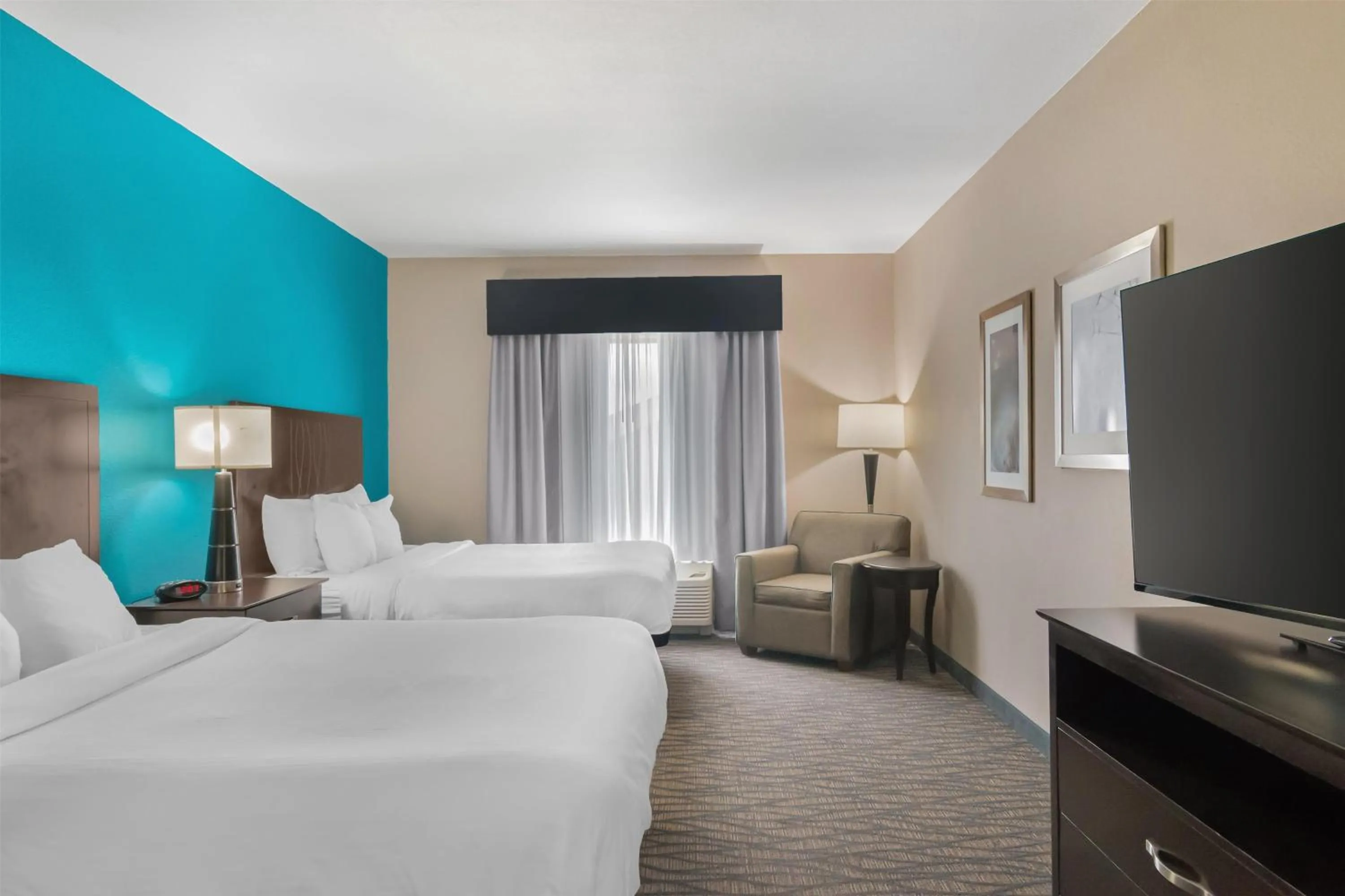 Bedroom, Bed in Best Western Plus Hiawatha Hotel