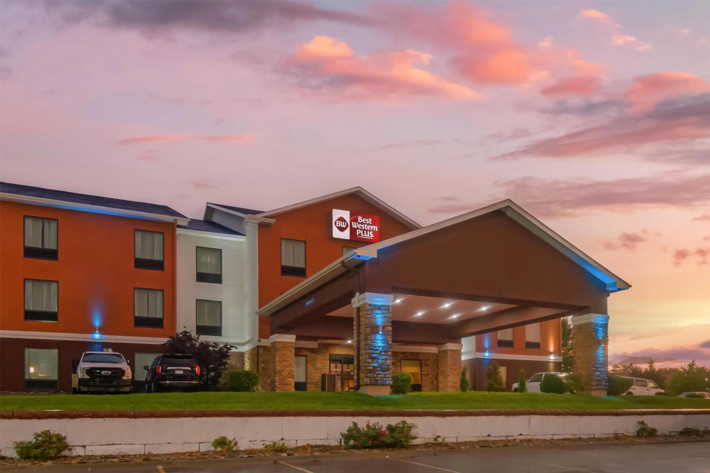 Property building in Best Western Plus Hiawatha Hotel