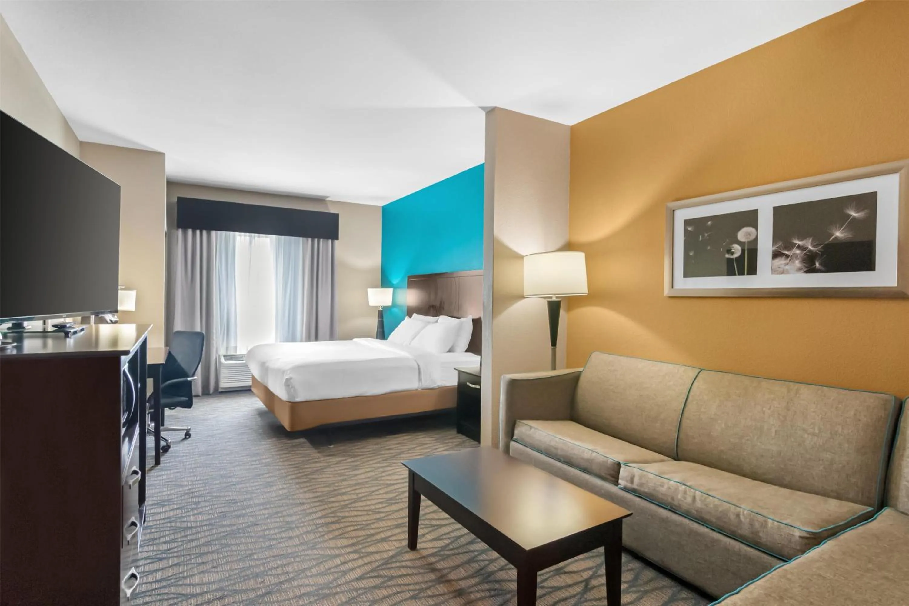 Bedroom, Bed in Best Western Plus Hiawatha Hotel