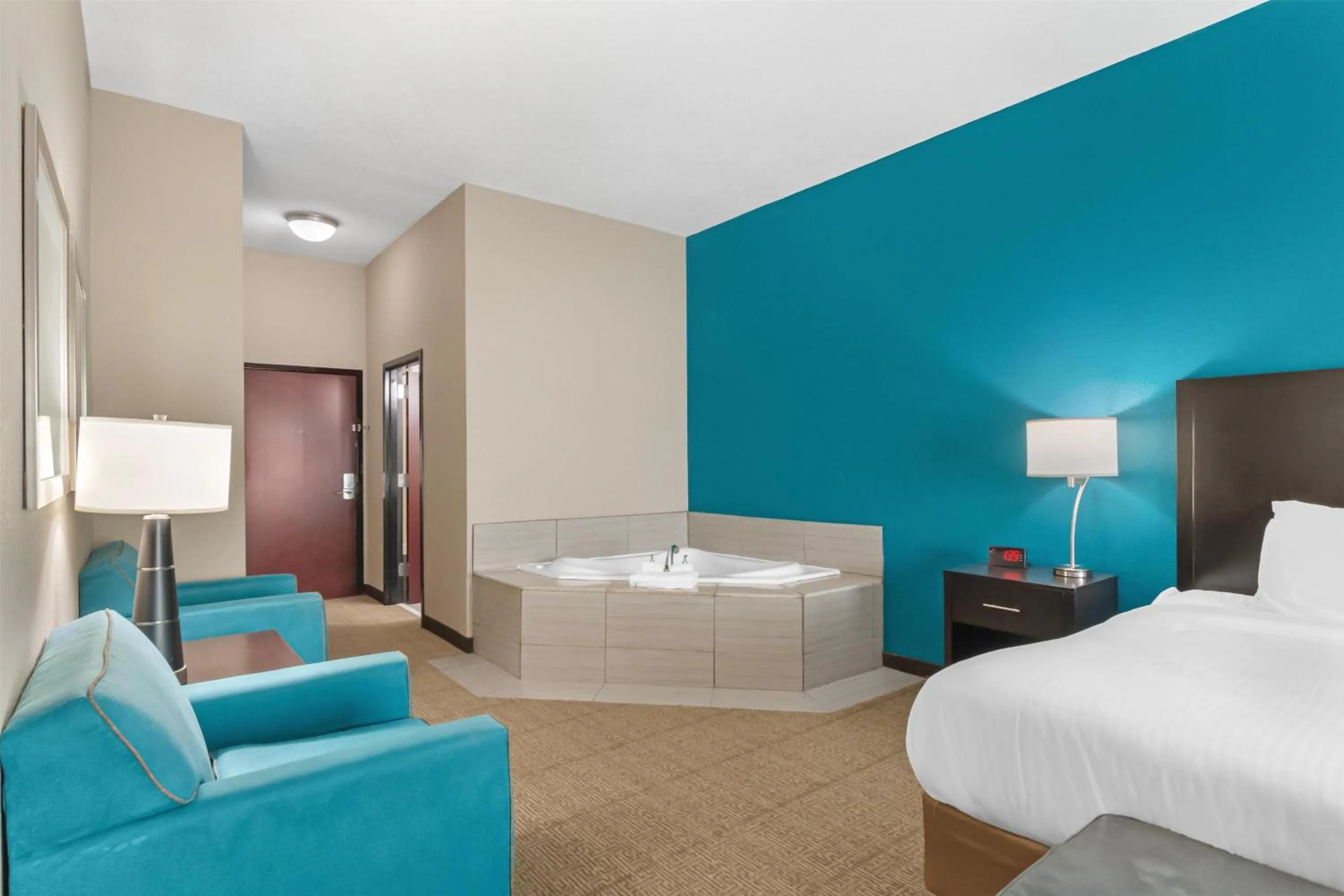 Photo of the whole room, Bed in Best Western Plus Hiawatha Hotel