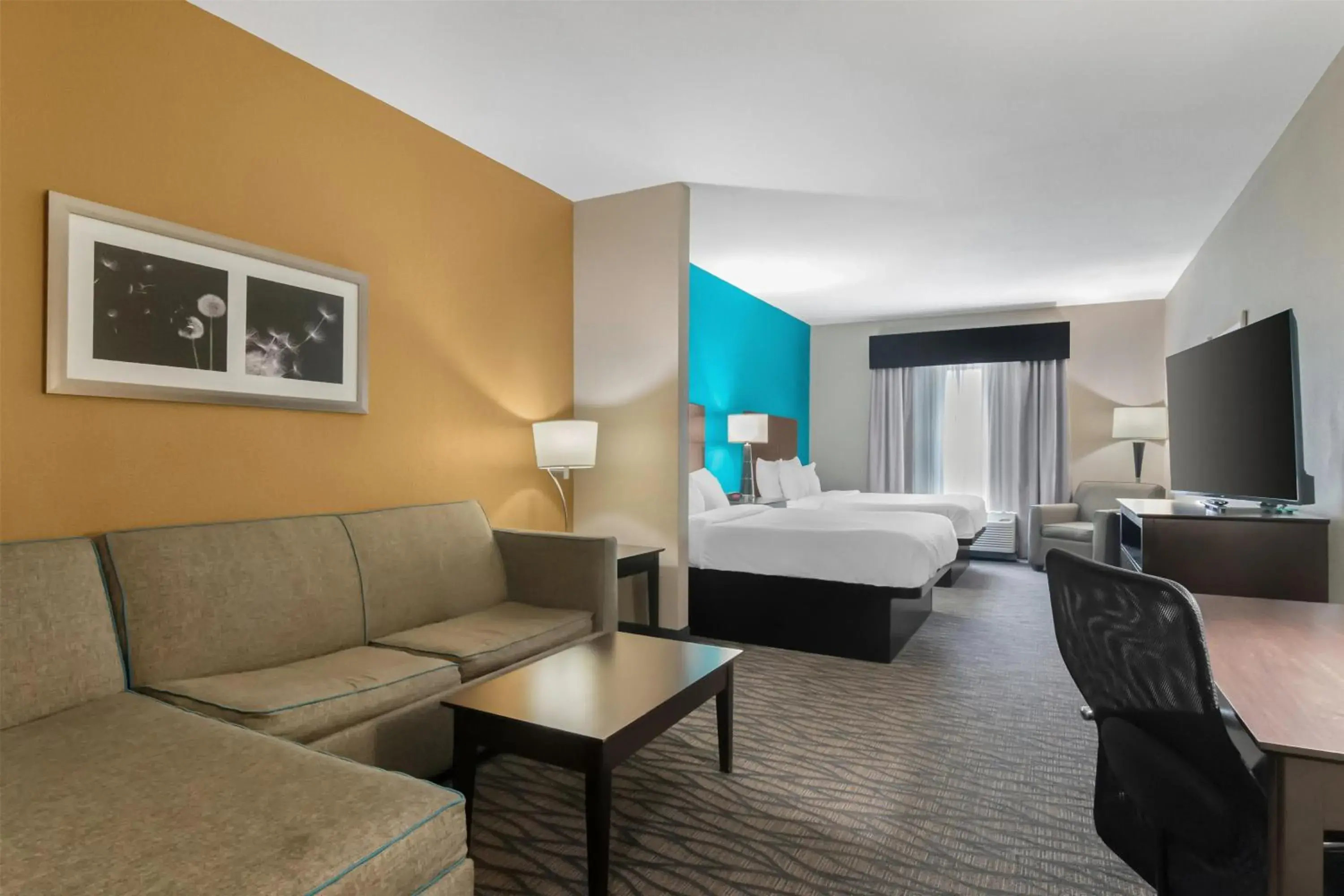 Queen Suite with Sofa Bed in Best Western Plus Hiawatha Hotel Queen Suite with Sofa Bed in Best Western Plus Hiawatha Hotel