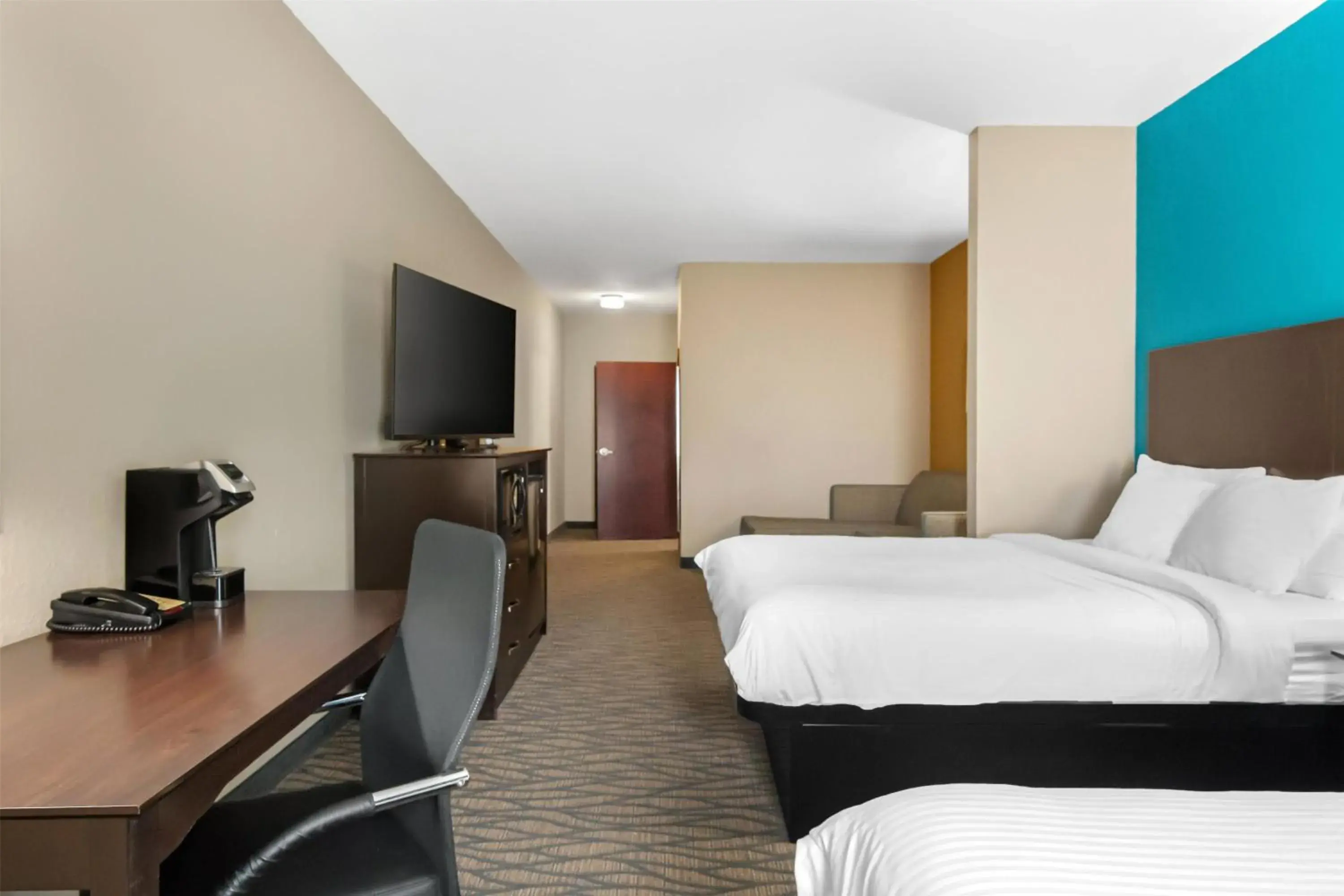 Queen Suite with Two Queen Beds and Sofa Bed - Disability Access/Non-Smoking in Best Western Plus Hiawatha Hotel Queen Suite with Two Queen Beds and Sofa Bed - Disability Access/Non-Smoking in Best Western Plus Hiawatha Hotel