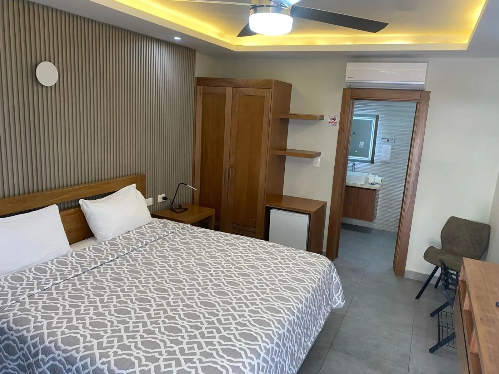 Bedroom, Bed in New Garden Hotel