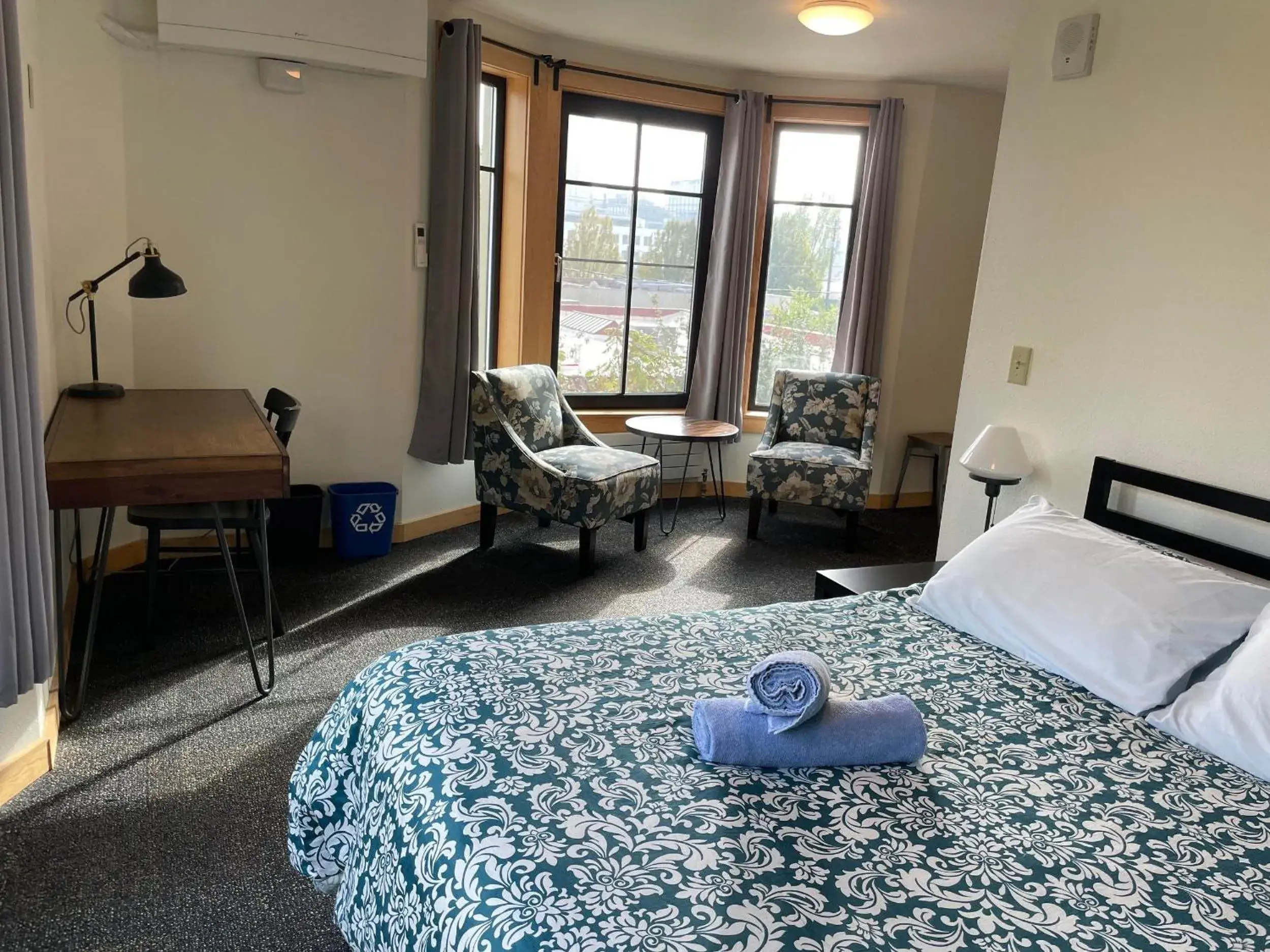 Deluxe Queen Room with Private Bathroom in Northwest Portland Hostel Deluxe Queen Room with Private Bathroom in Northwest Portland Hostel