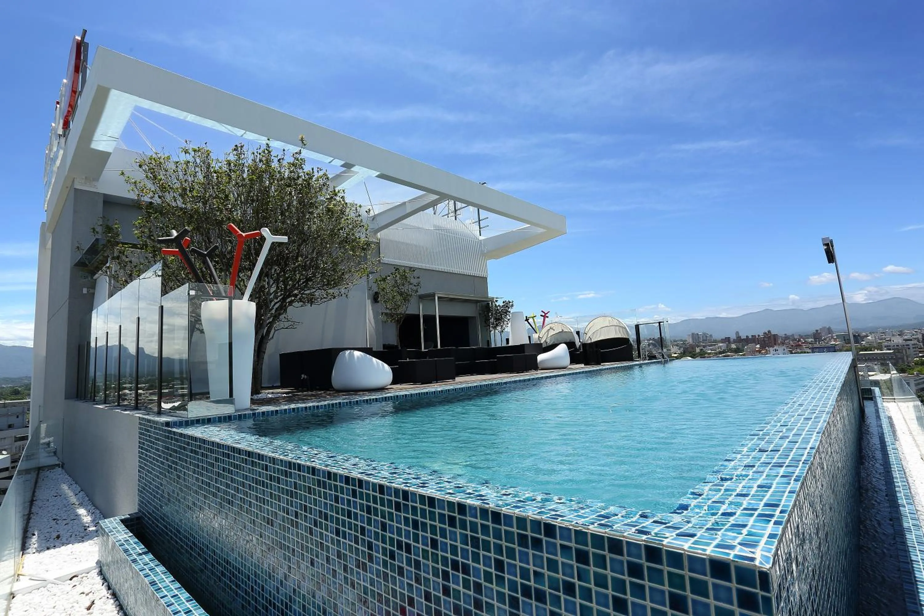 Swimming pool in Hotel Day Plus Teascape