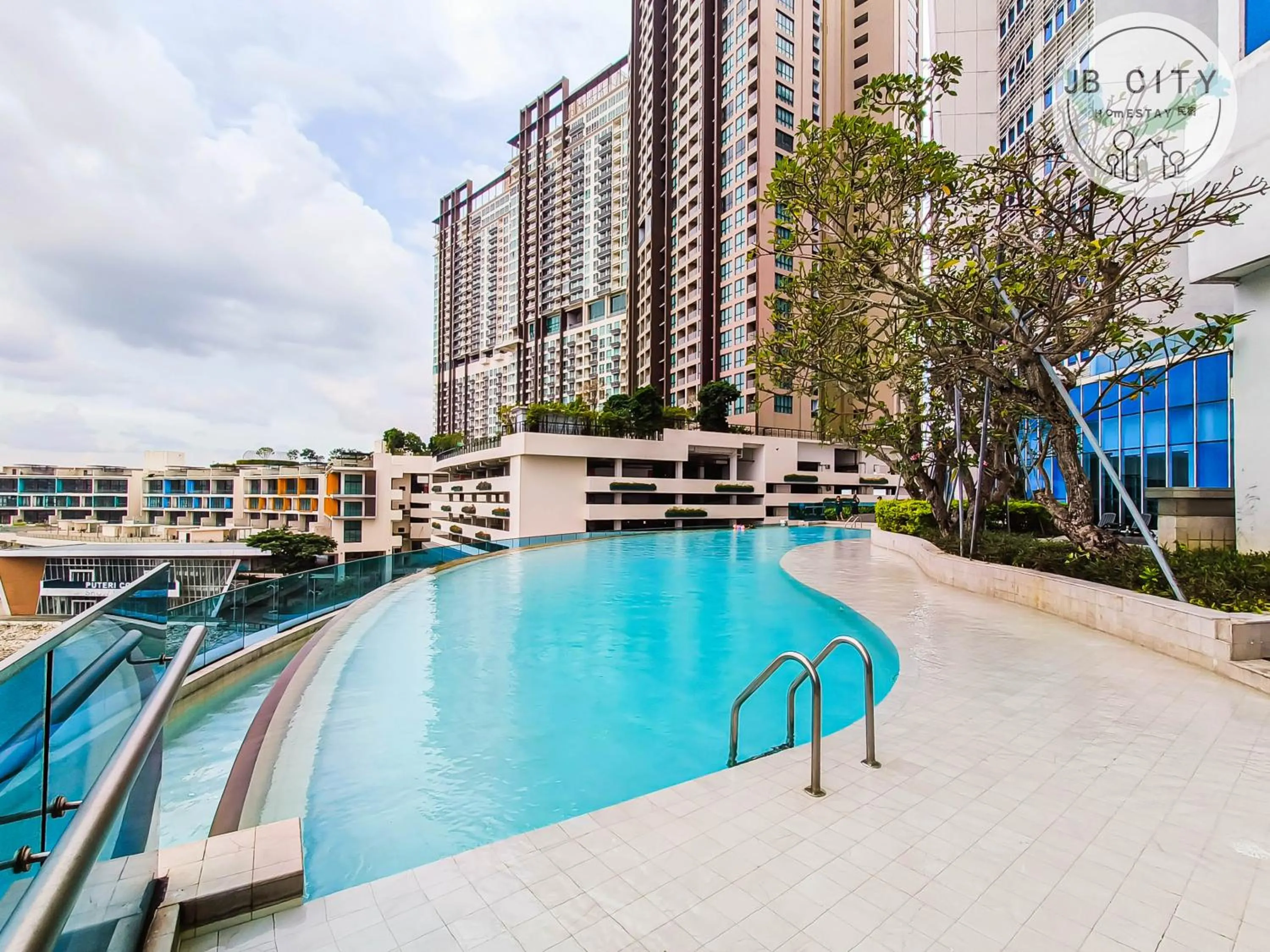 Pool view in Pine Tree Suites by RR JBcity