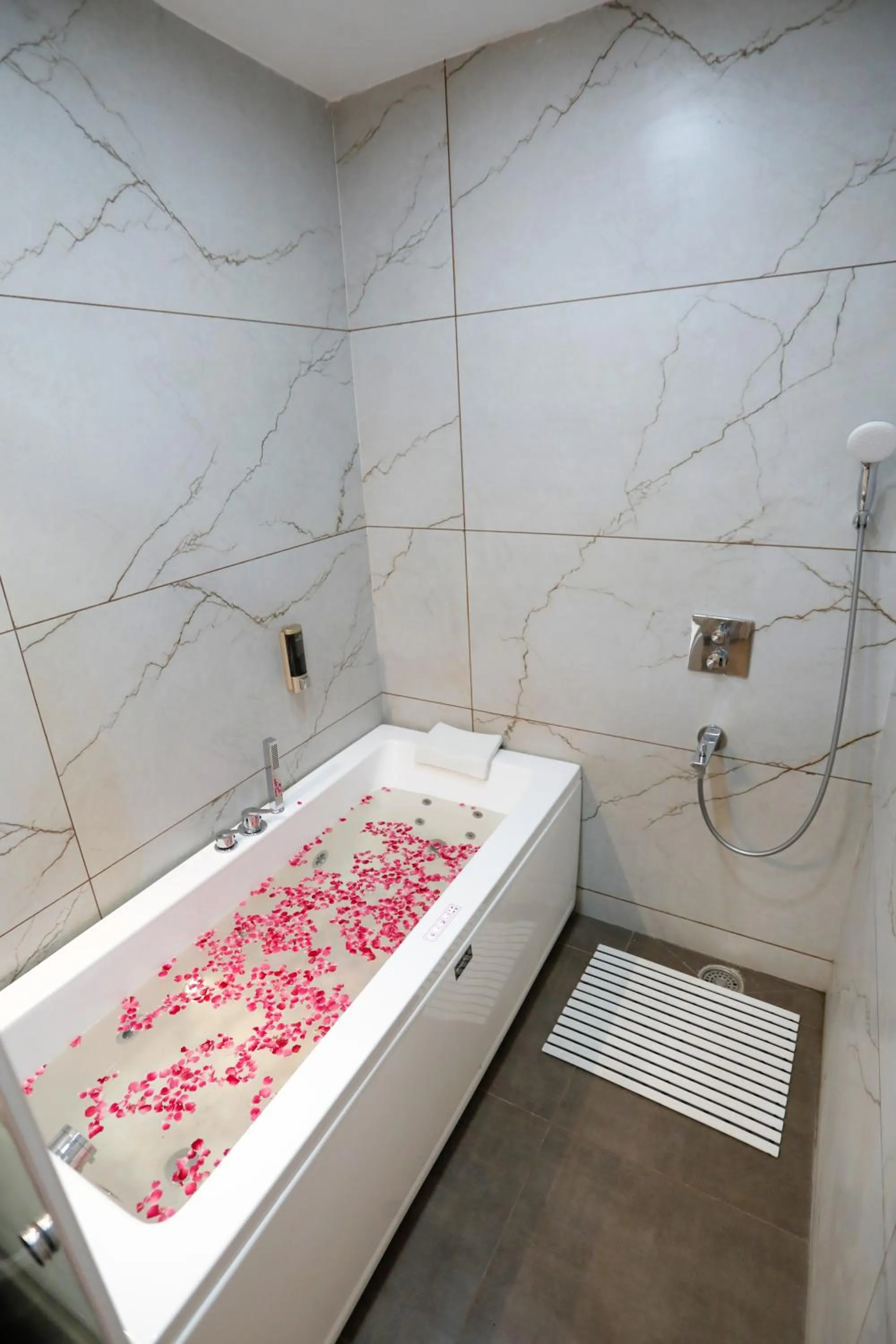 Bath in Hotel Dolphin International