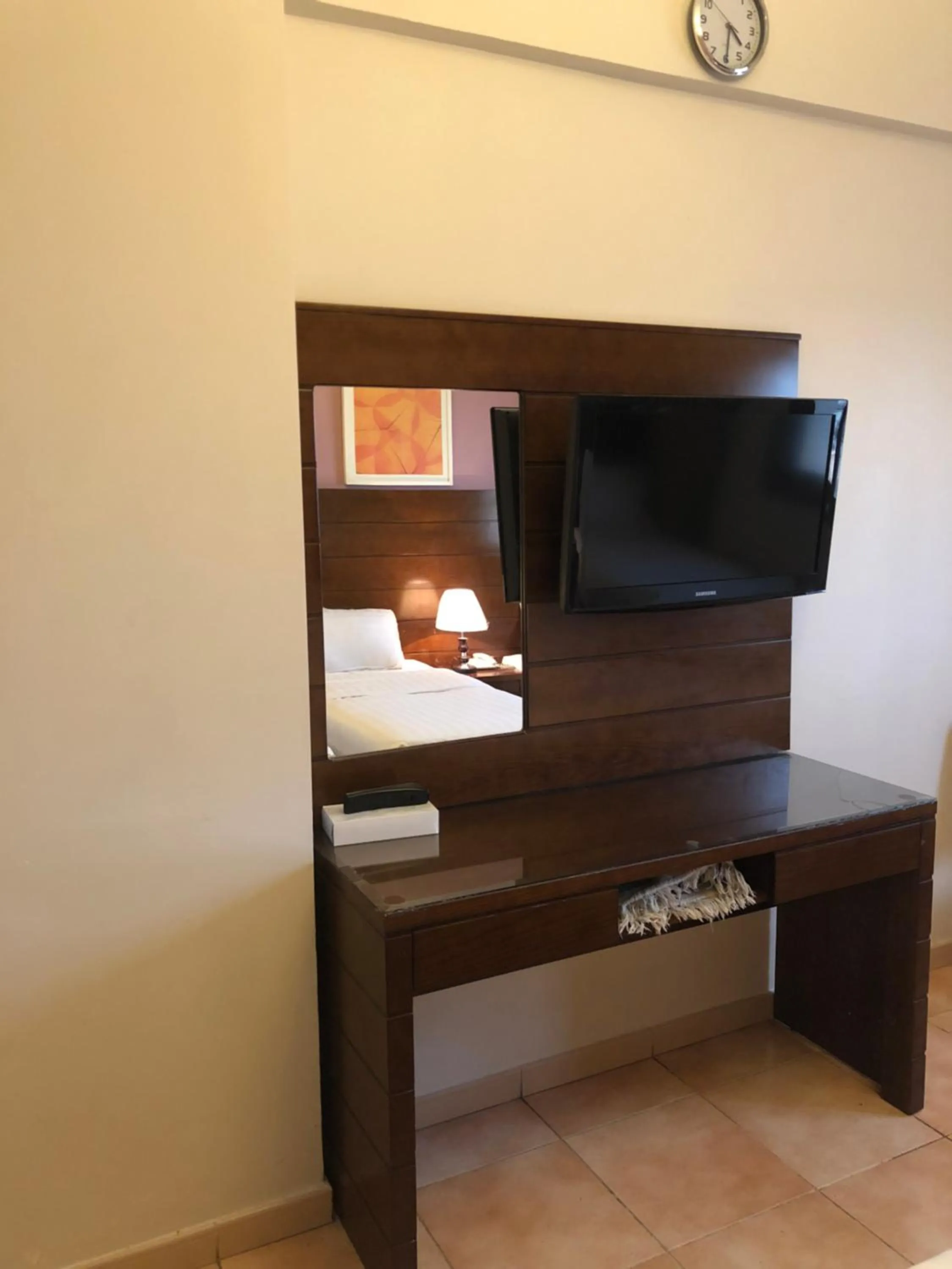 TV and multimedia, Bed in Manazel Alaswaf Hotel