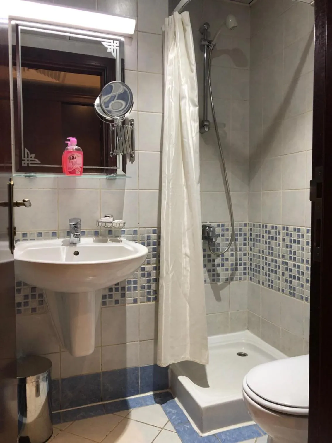 Shower in Manazel Alaswaf Hotel