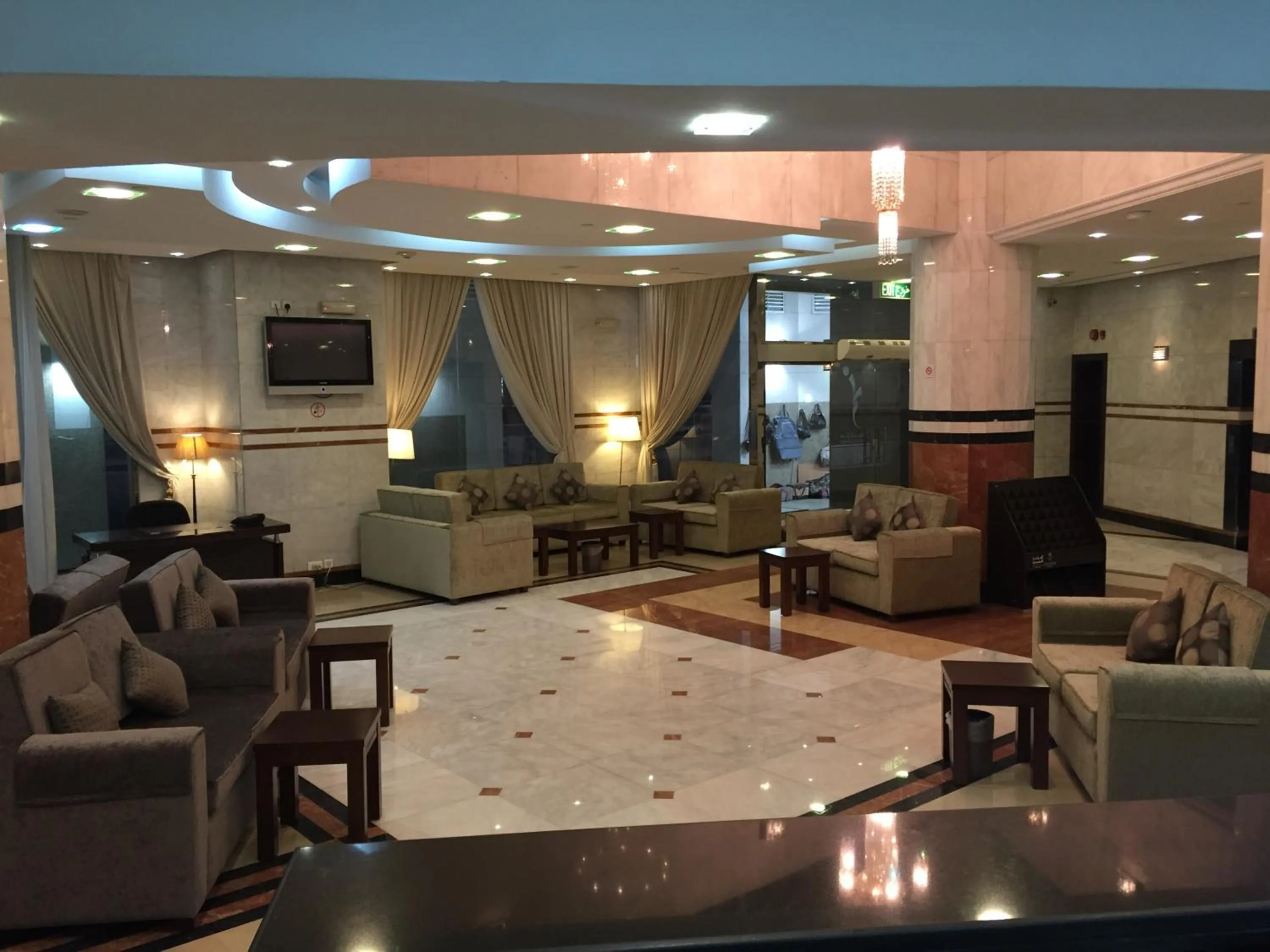 Communal lounge/ TV room in Manazel Alaswaf Hotel