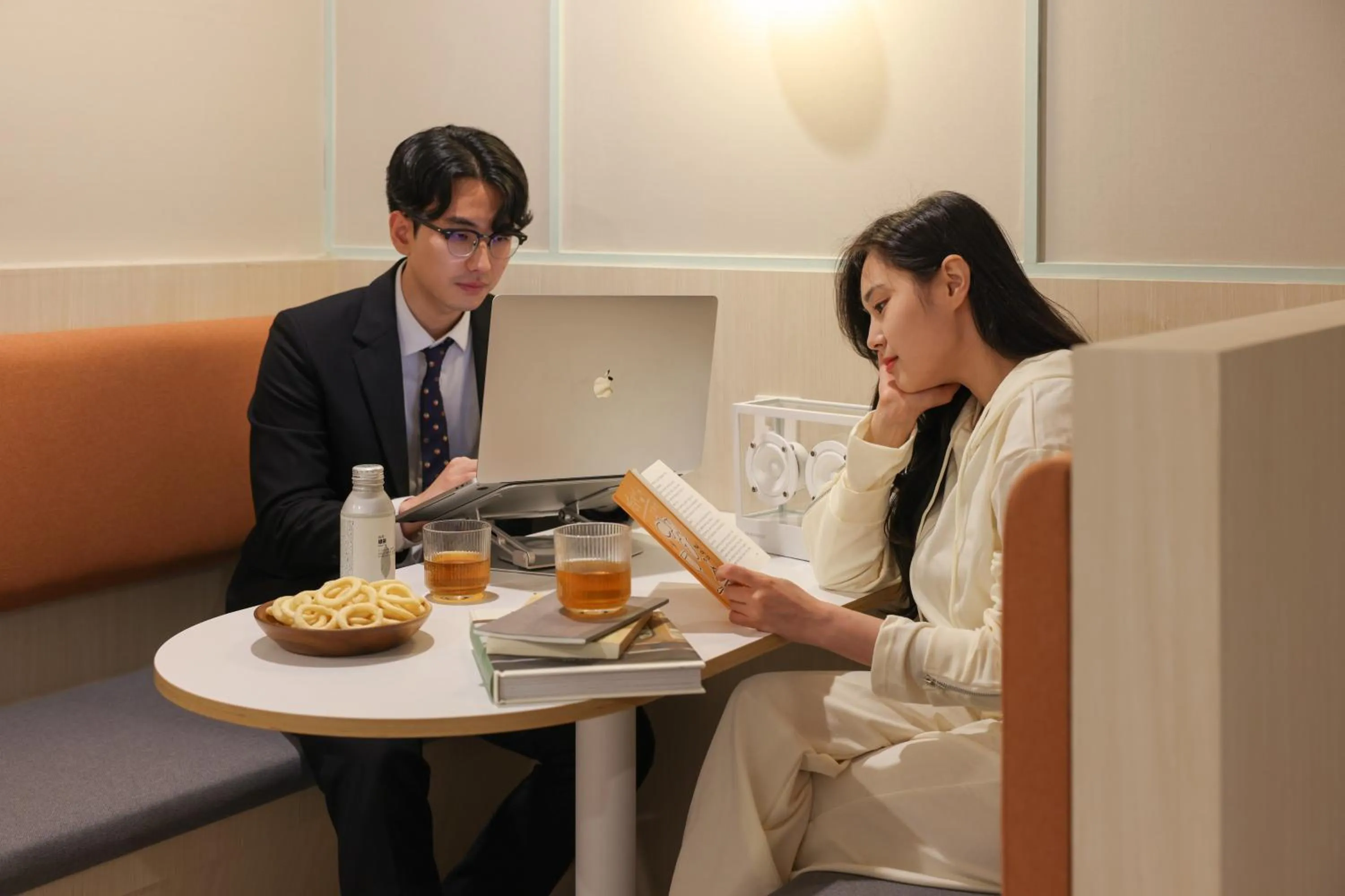 Seating area in Workers Hotel Ansan by Aank