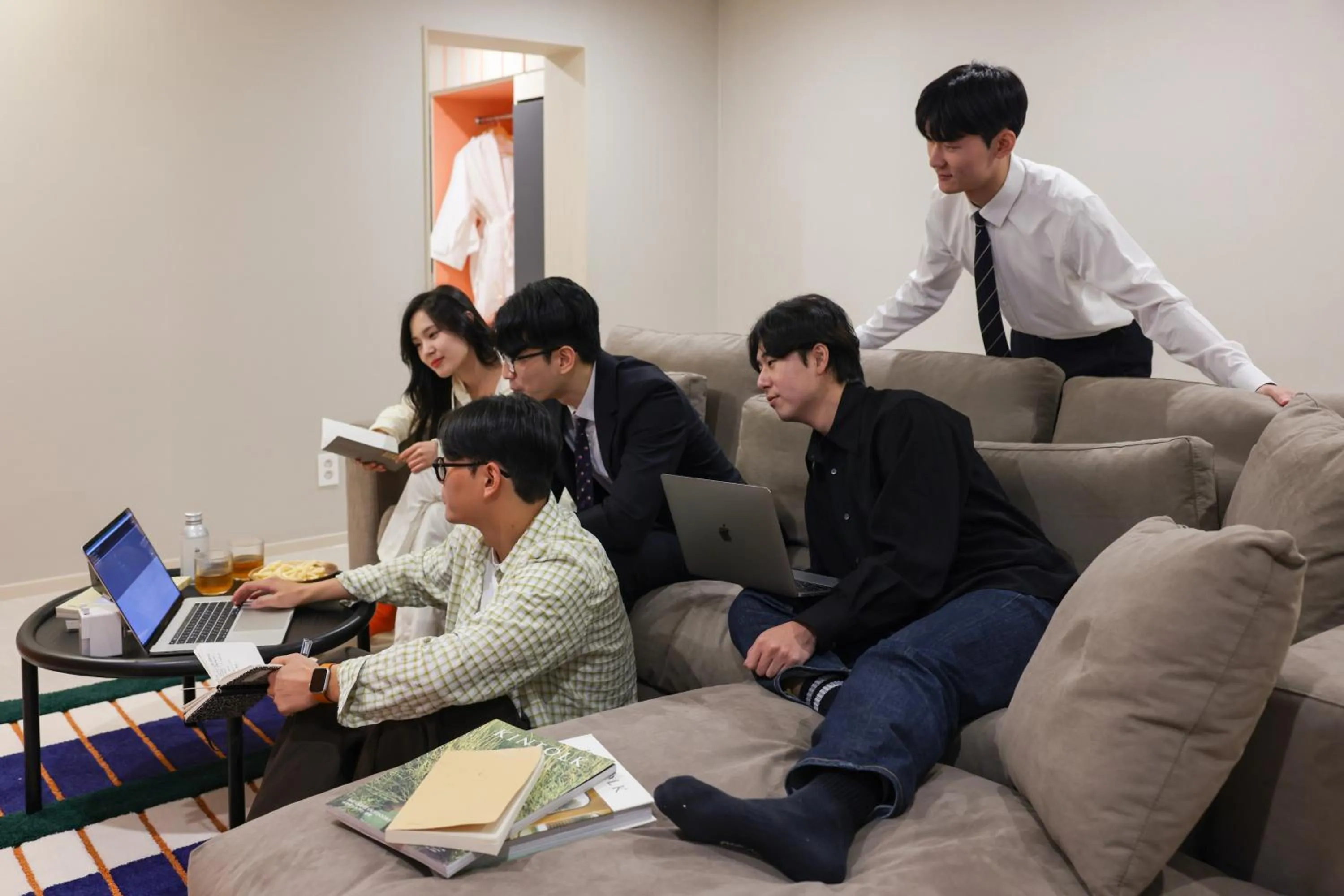 Seating area in Workers Hotel Ansan by Aank