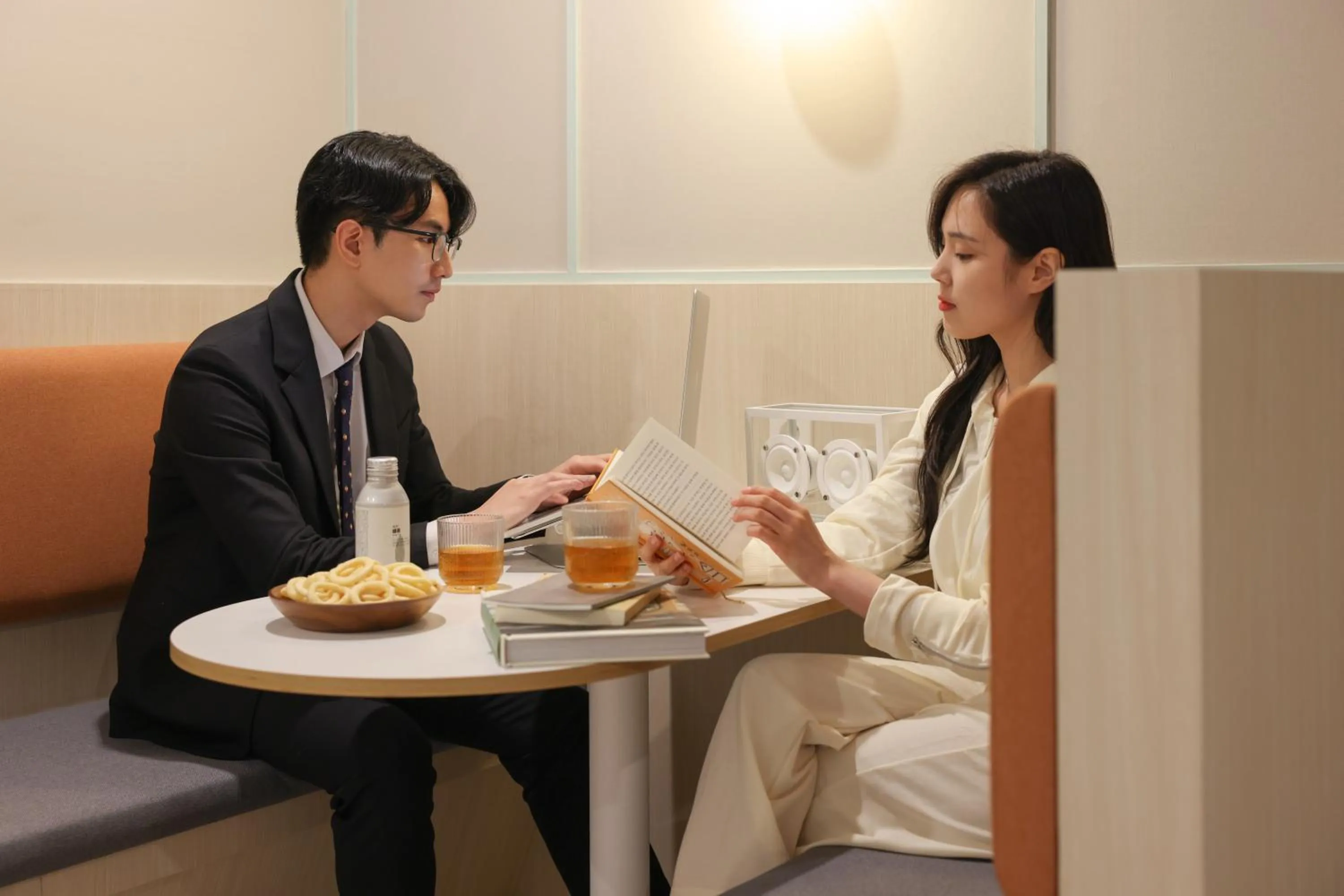 Seating area in Workers Hotel Ansan by Aank