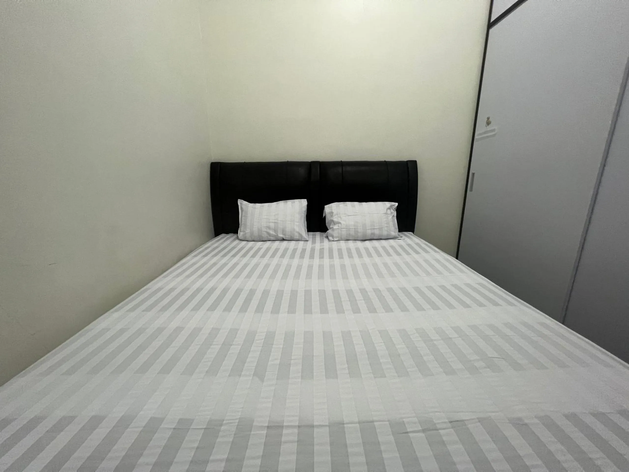 Bedroom, Bed in Hotel O Wisma Aliyah Near Sidrap