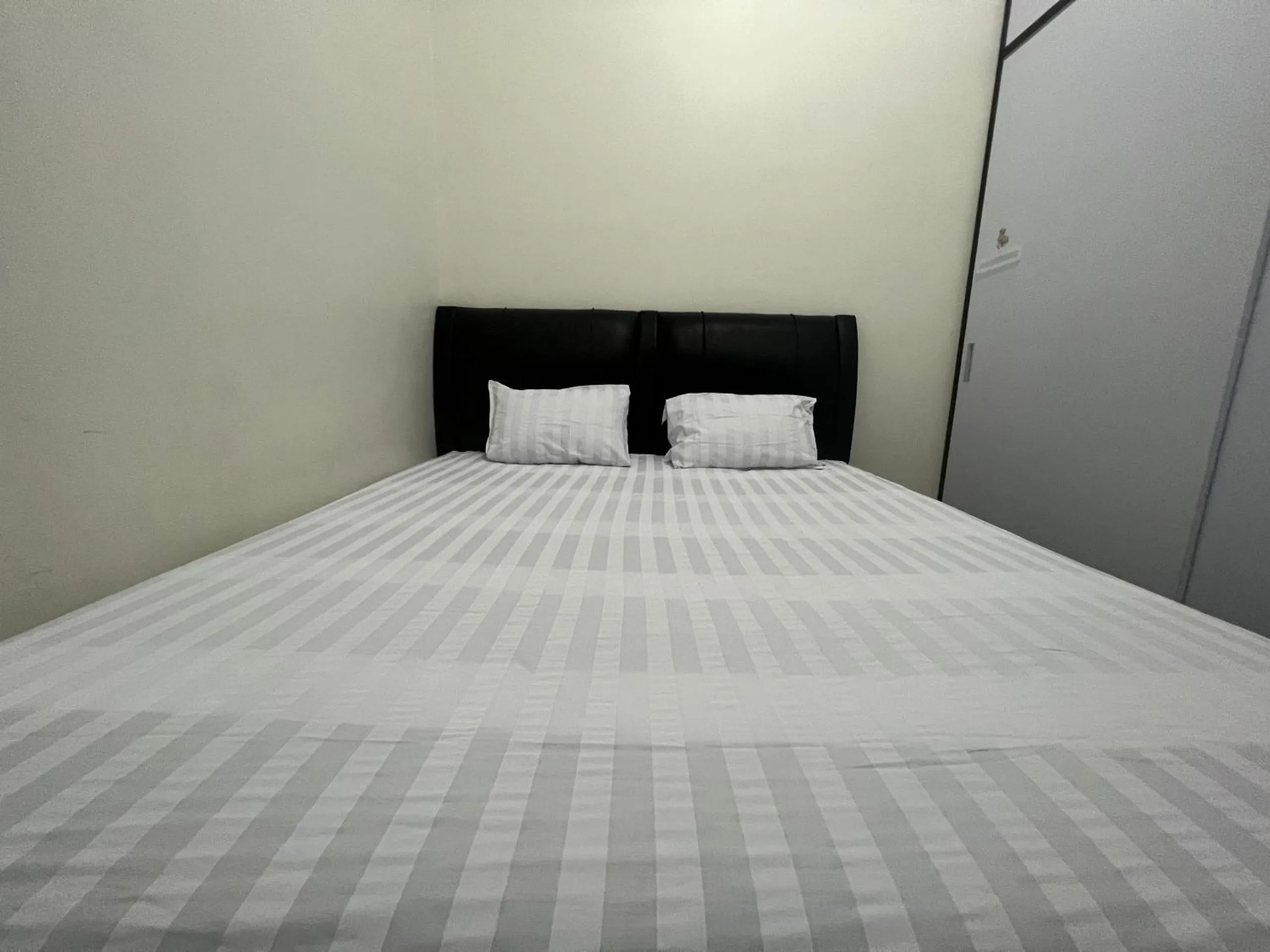 Bedroom, Bed in Hotel O Wisma Aliyah Near Sidrap