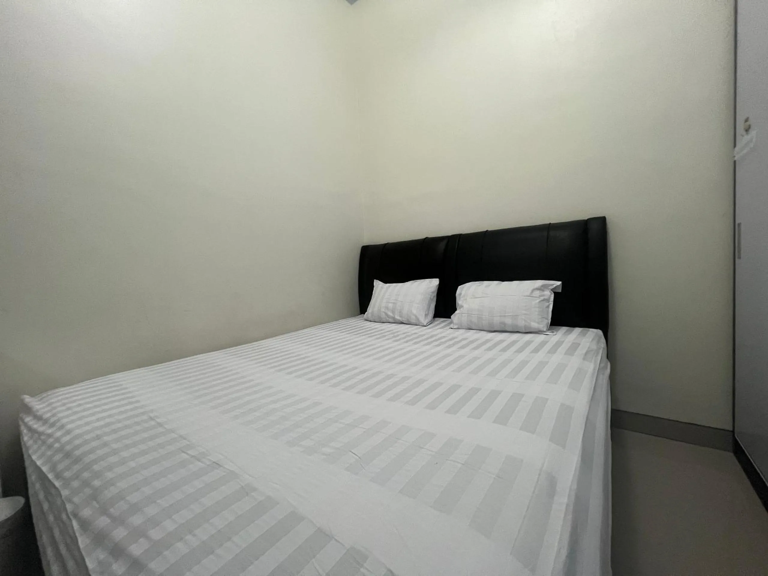 Bedroom, Bed in Hotel O Wisma Aliyah Near Sidrap