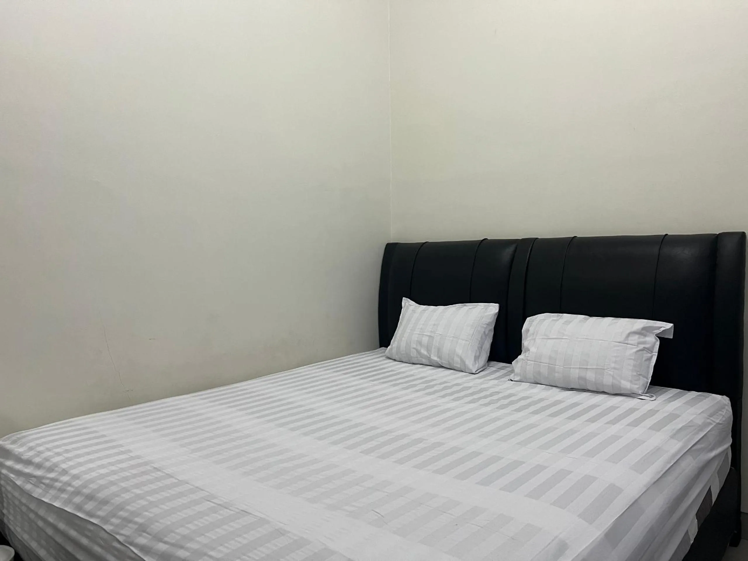 Bedroom, Bed in Hotel O Wisma Aliyah Near Sidrap
