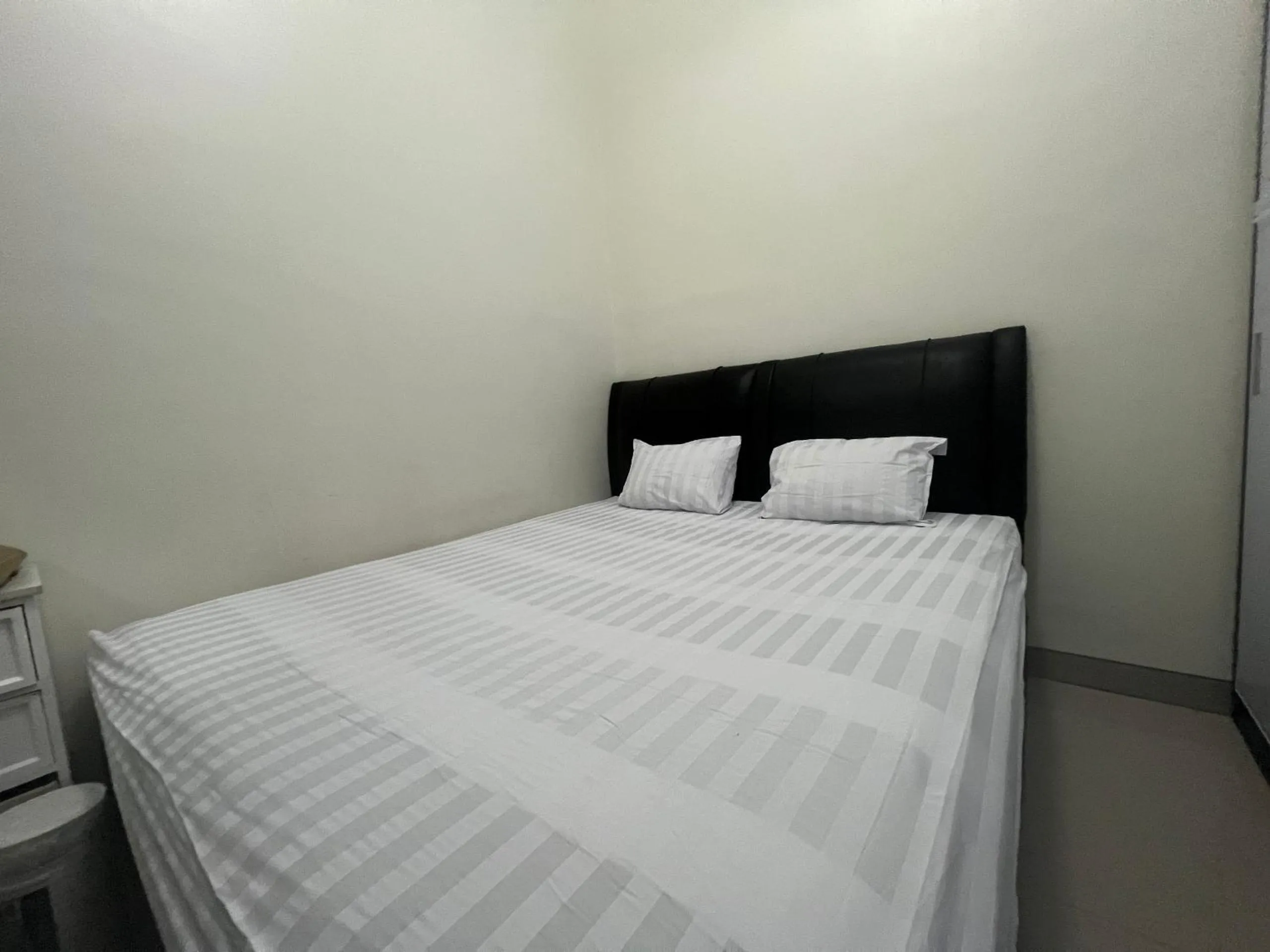 Bedroom, Bed in Hotel O Wisma Aliyah Near Sidrap