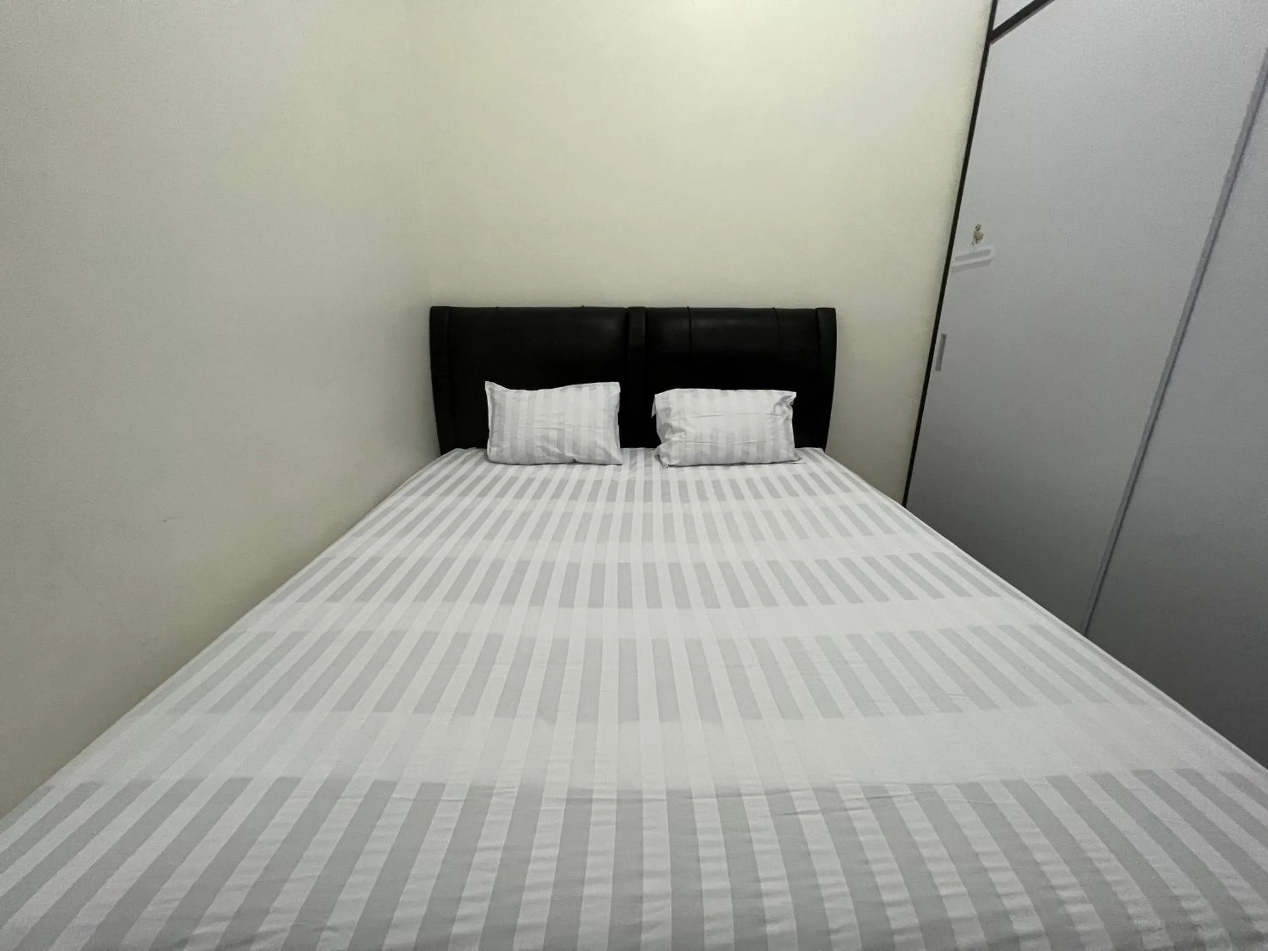 Bedroom, Bed in Hotel O Wisma Aliyah Near Sidrap