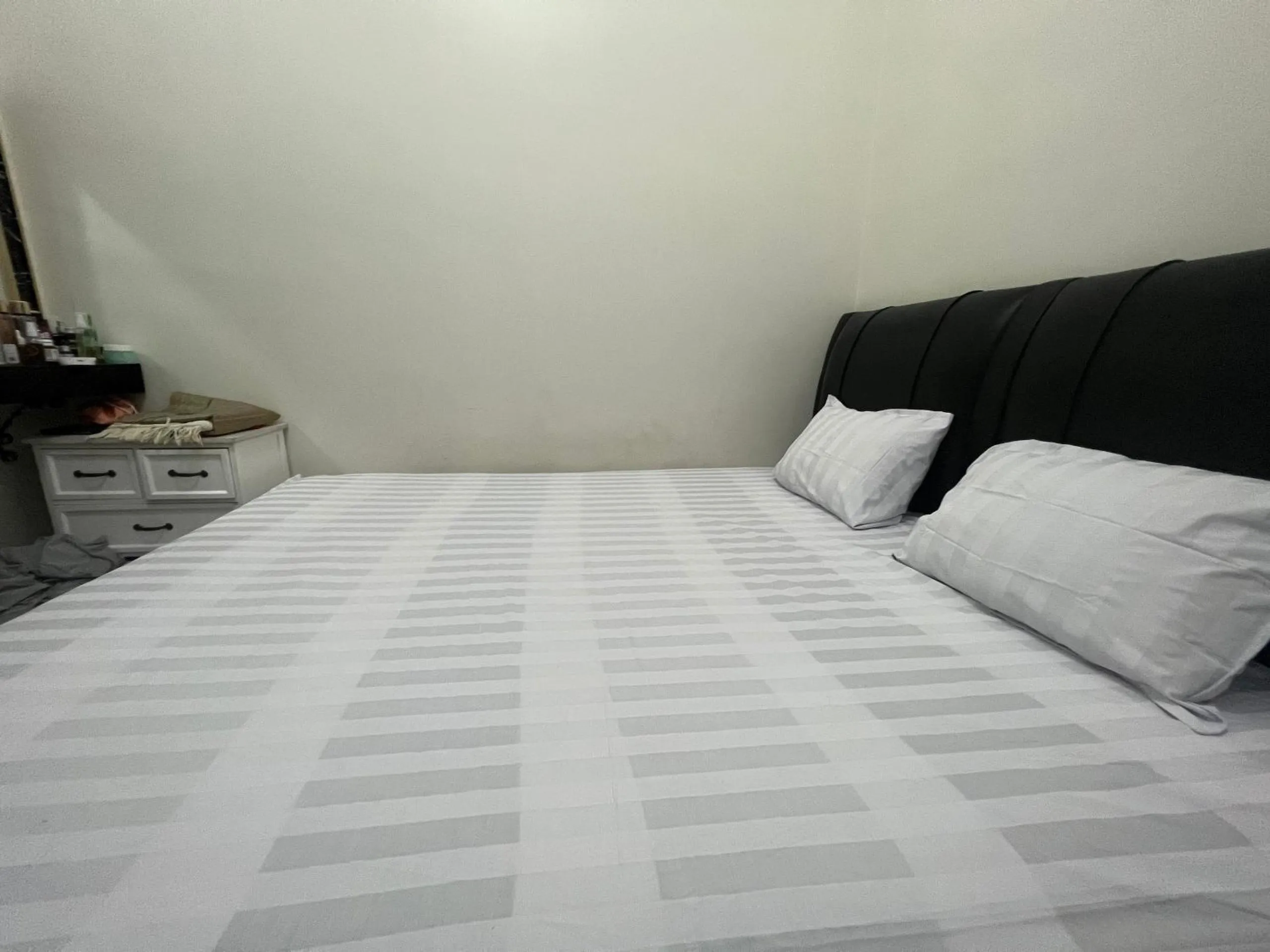 Bedroom, Bed in Hotel O Wisma Aliyah Near Sidrap