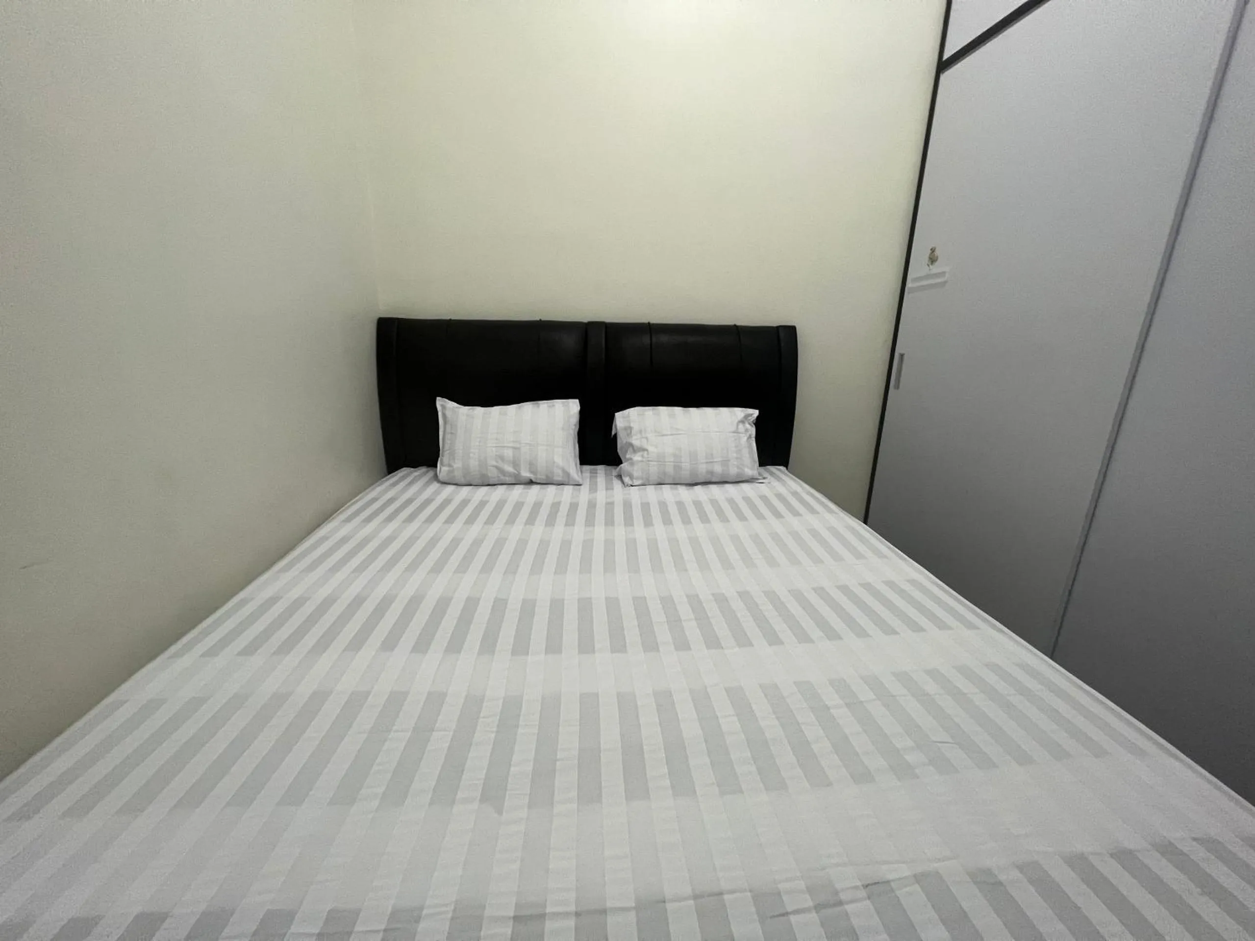 Bedroom, Bed in Hotel O Wisma Aliyah Near Sidrap