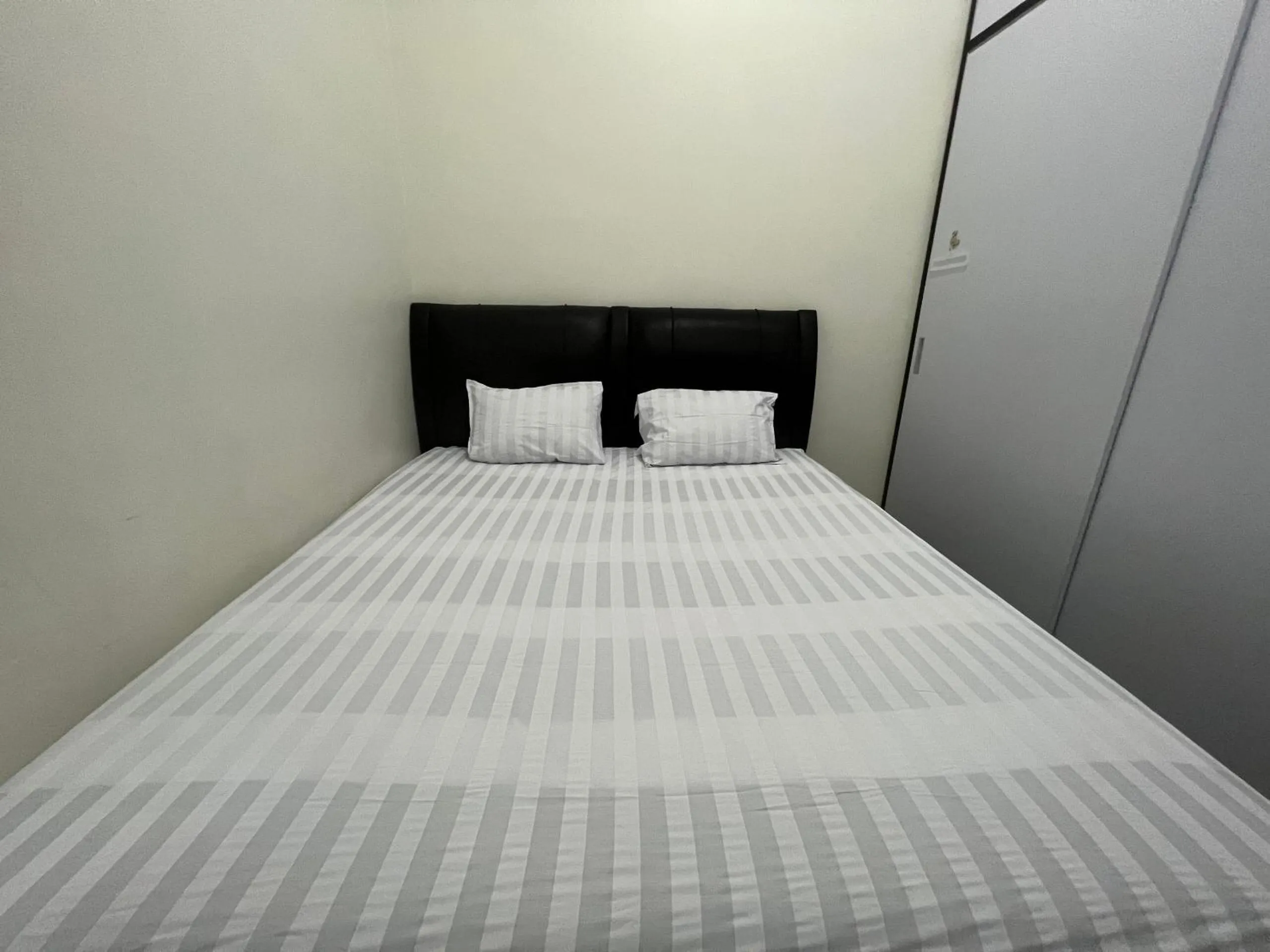 Bedroom, Bed in Hotel O Wisma Aliyah Near Sidrap