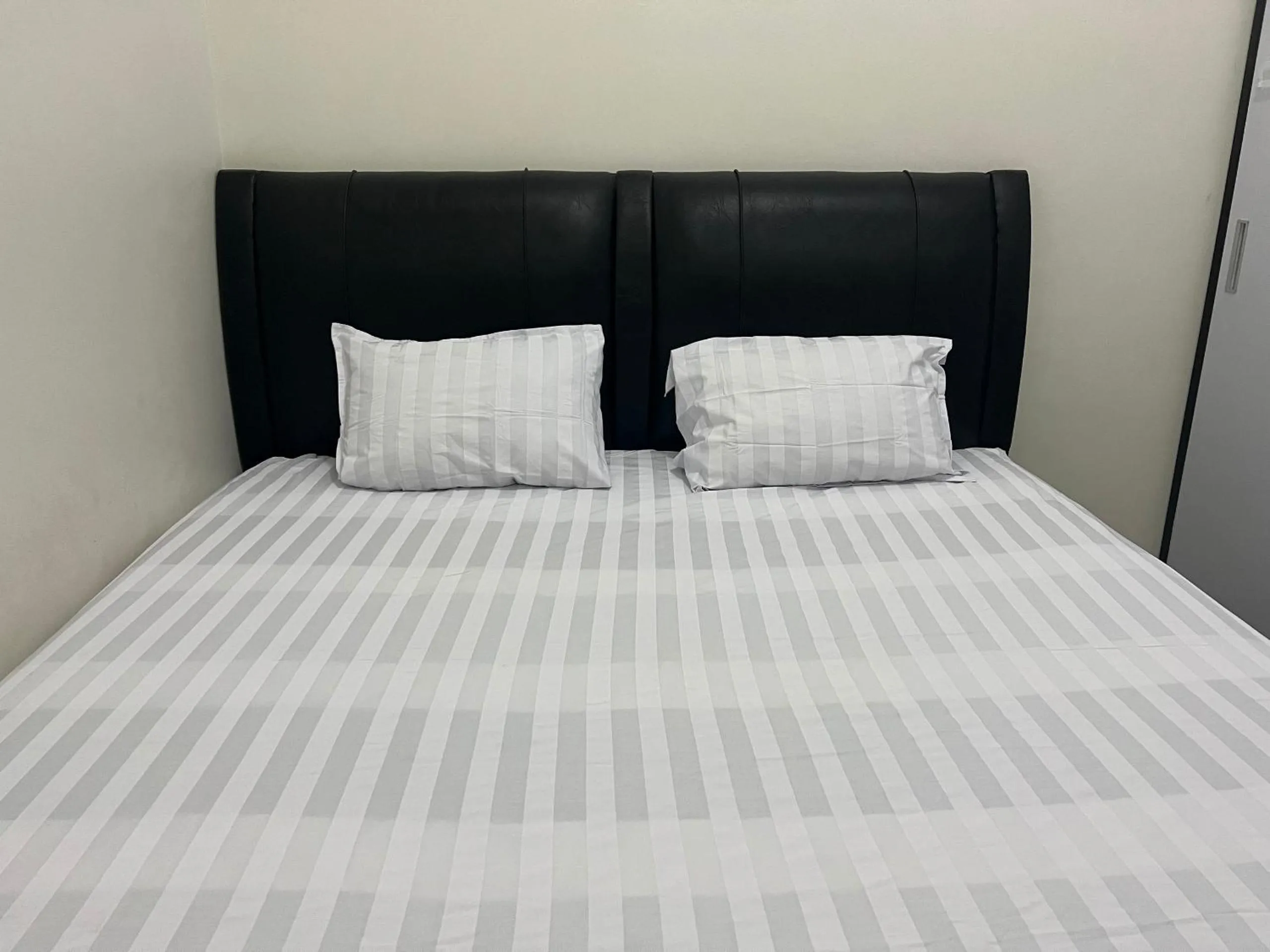 Bedroom, Bed in Hotel O Wisma Aliyah Near Sidrap