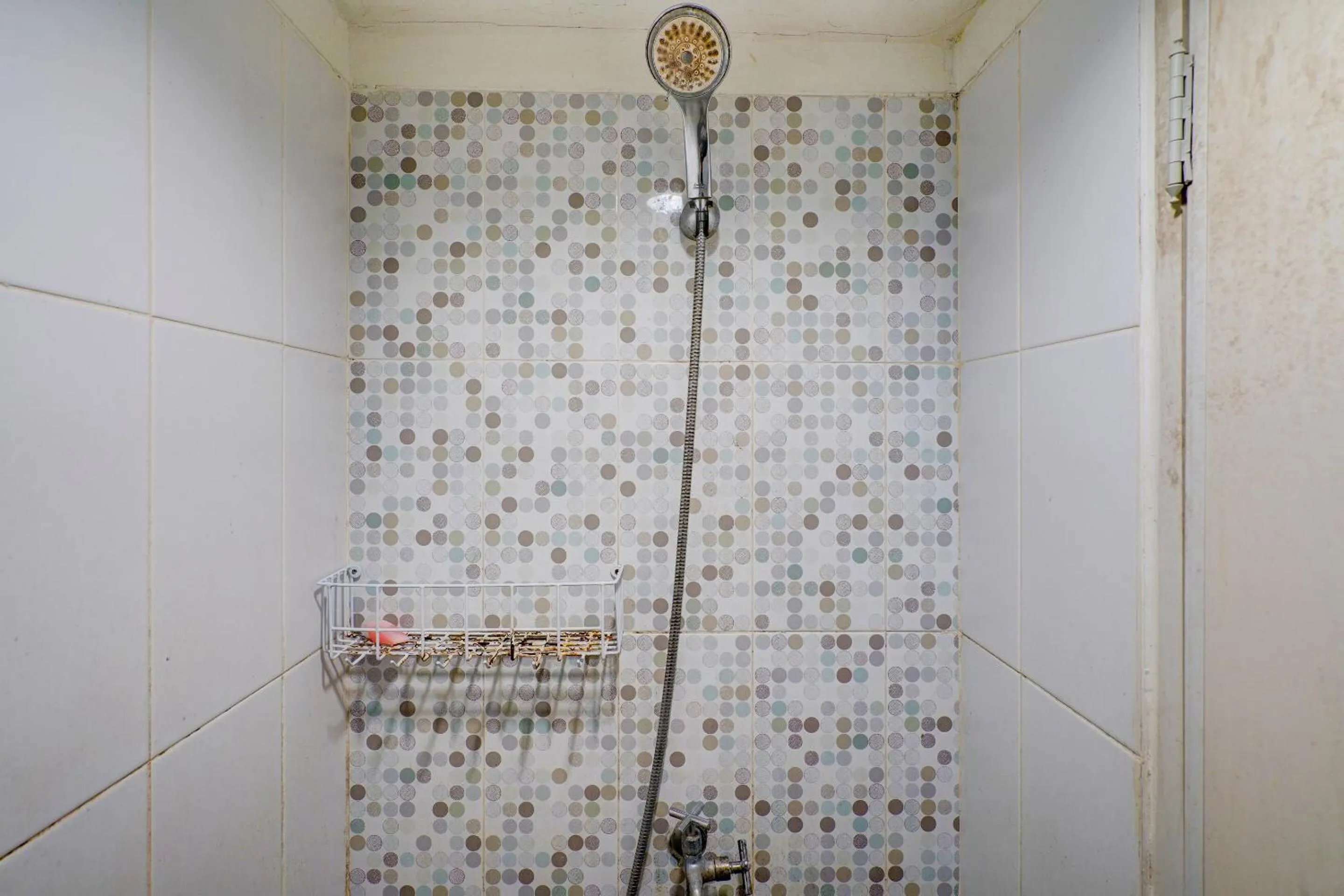 Bathroom in OYO Life 92874 Apartement Grand Sentraland Karawang By Red Dragon