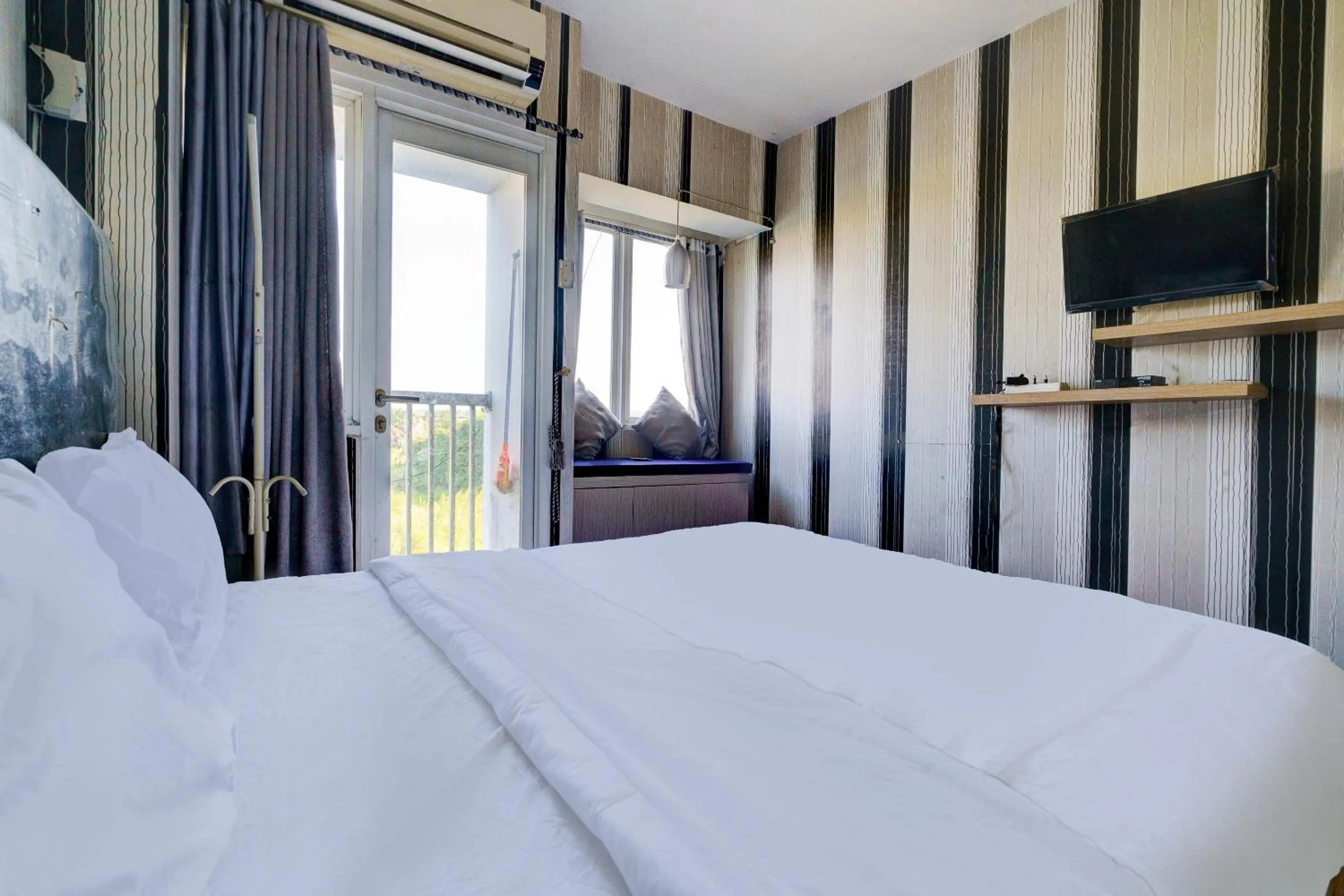 Bedroom, Bed in OYO Life 92874 Apartement Grand Sentraland Karawang By Red Dragon