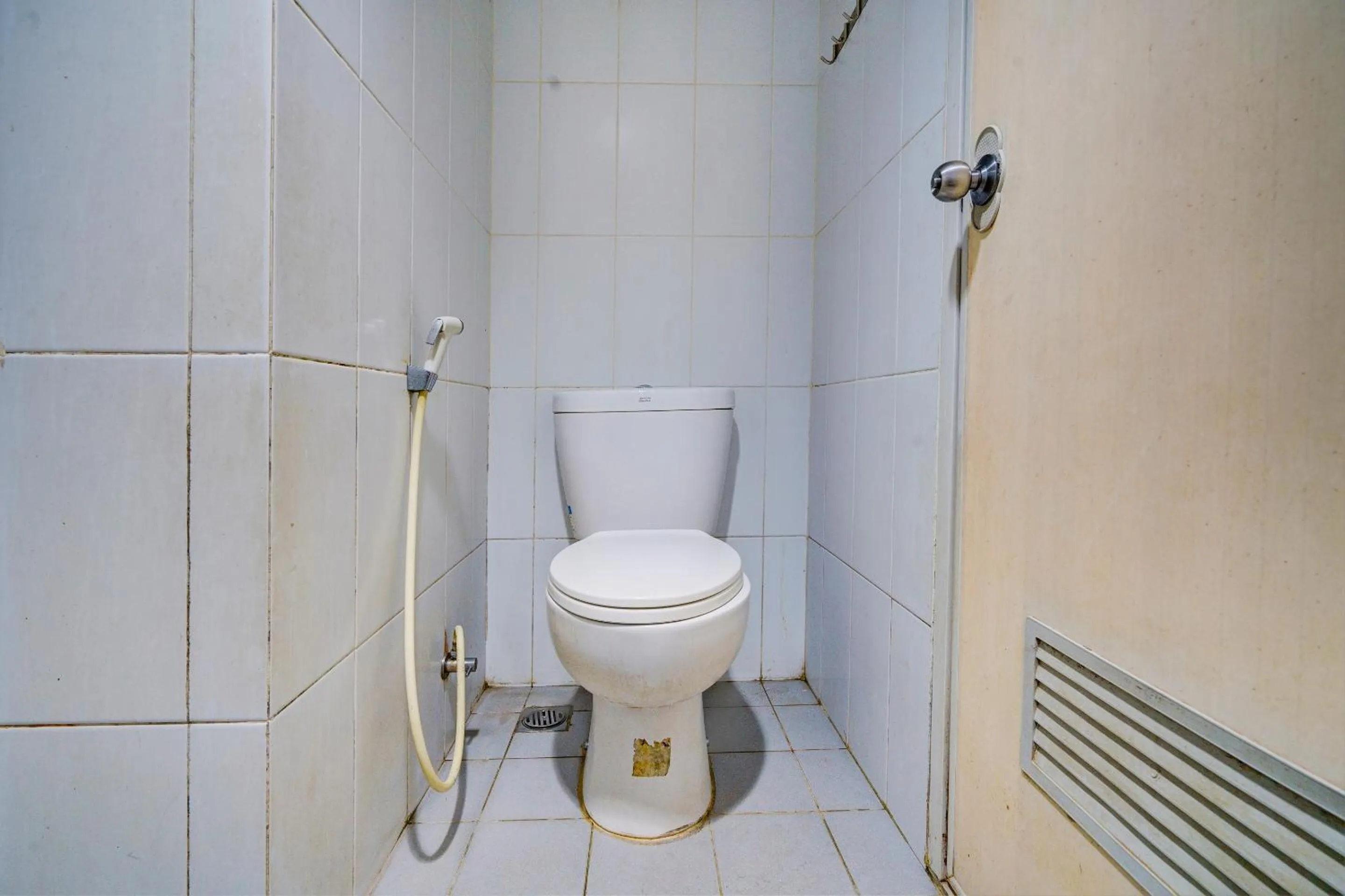 Bathroom in OYO Life 92874 Apartement Grand Sentraland Karawang By Red Dragon