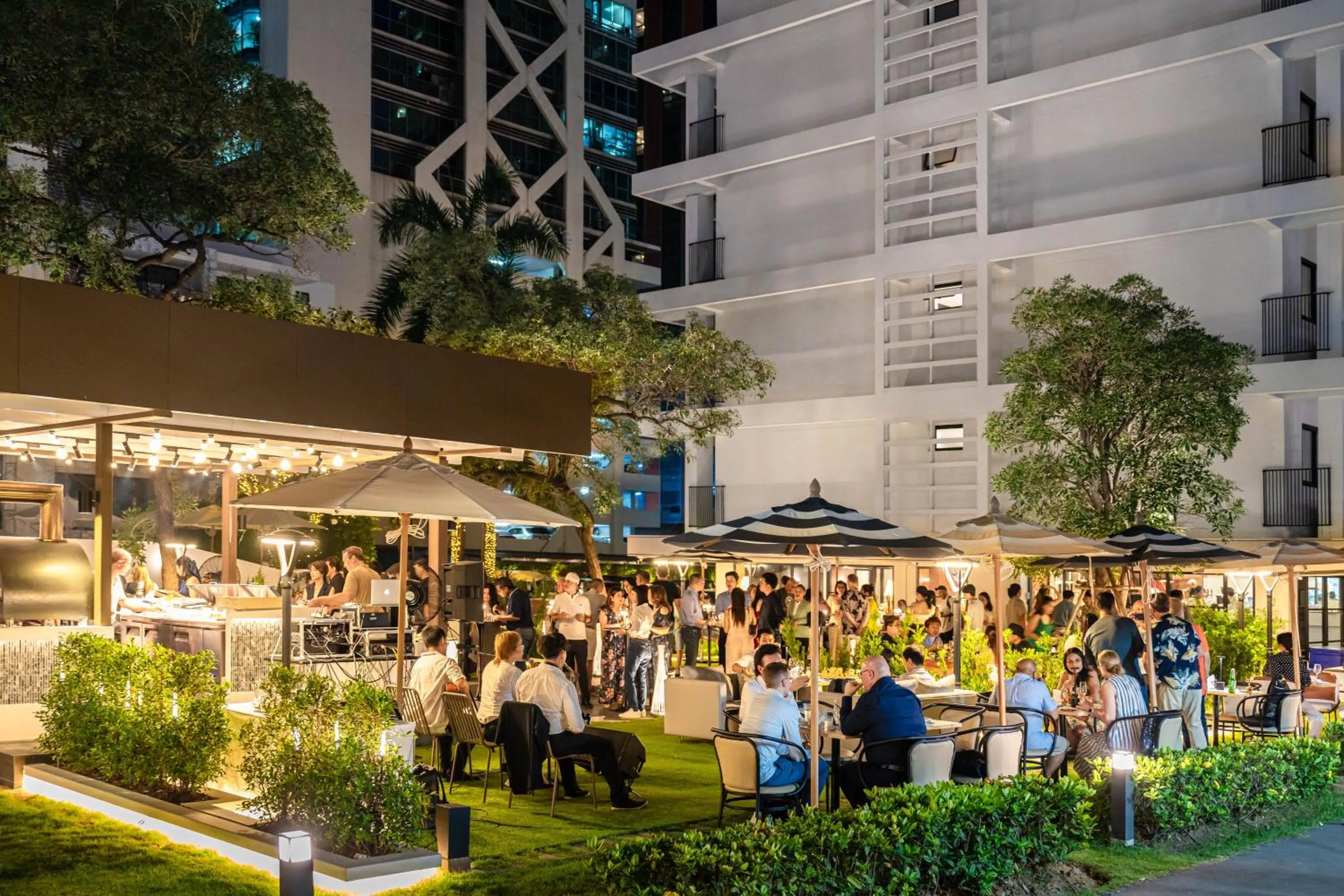 Restaurant/places to eat in Floral Court Hotel & Residence Sukhumvit 13