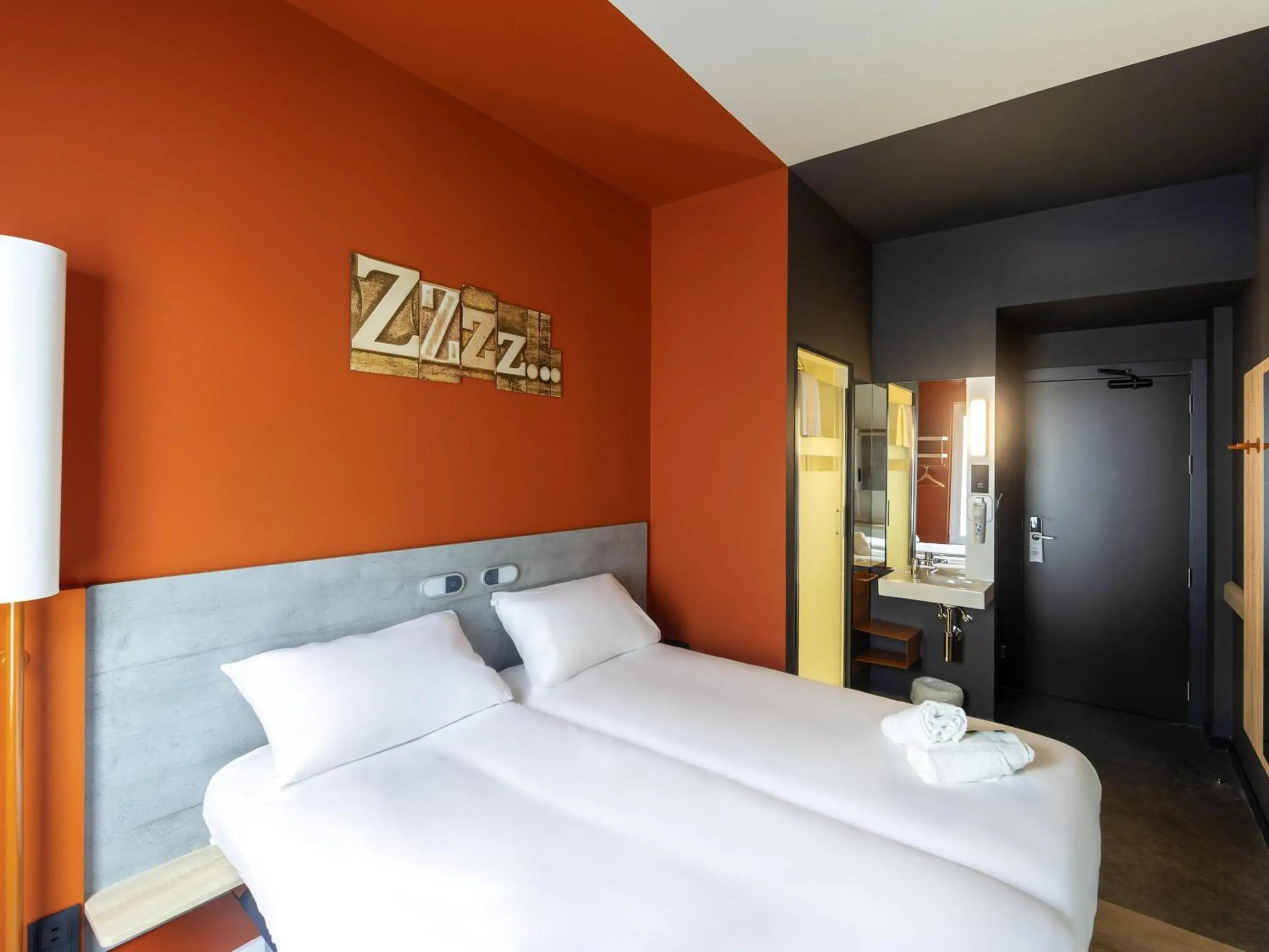 Twin Room with two single beds in ibis budget Amboise Twin Room with two single beds in ibis budget Amboise