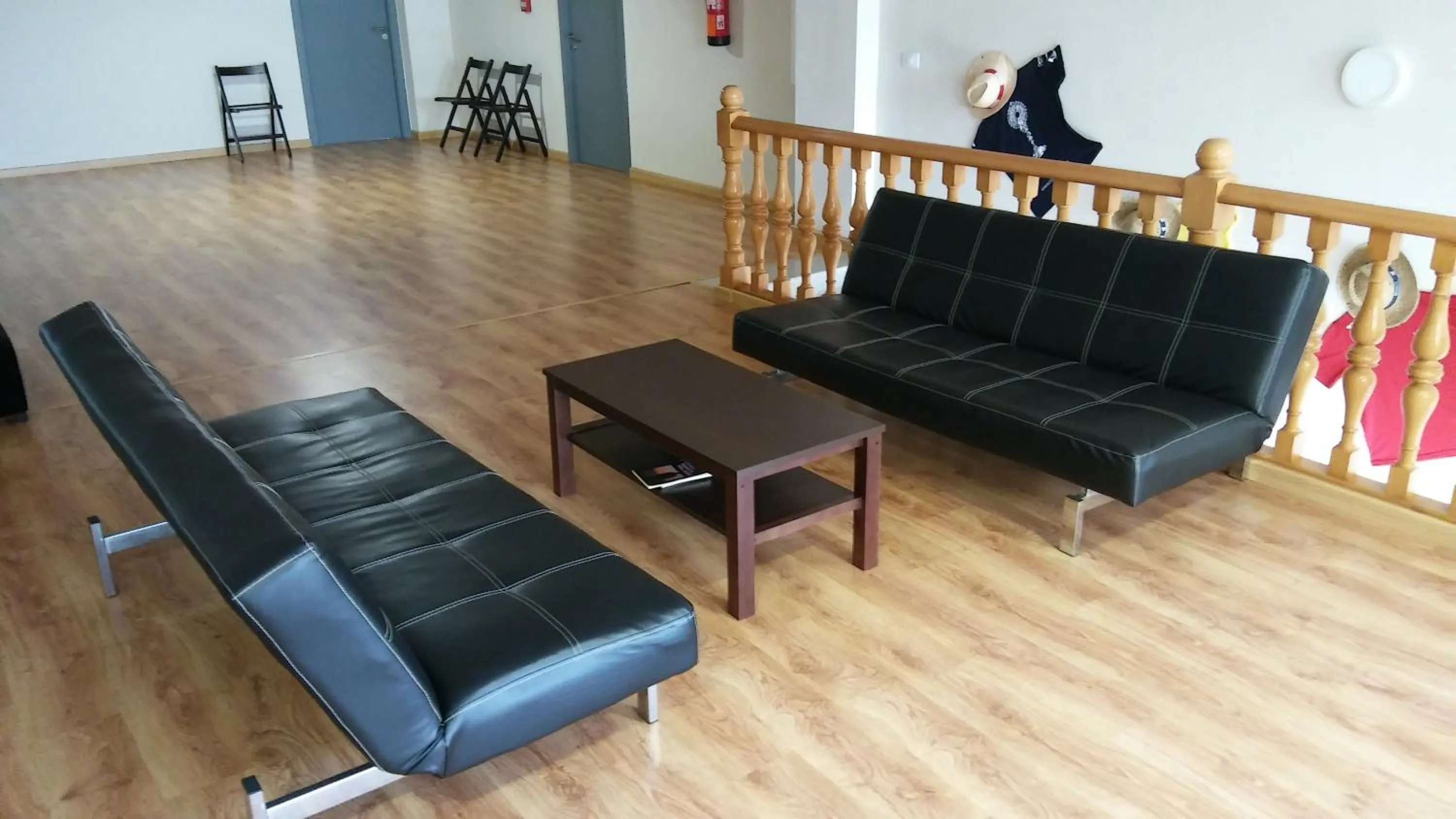 Communal lounge/ TV room in Alma del Camino - Rooms & Albergue