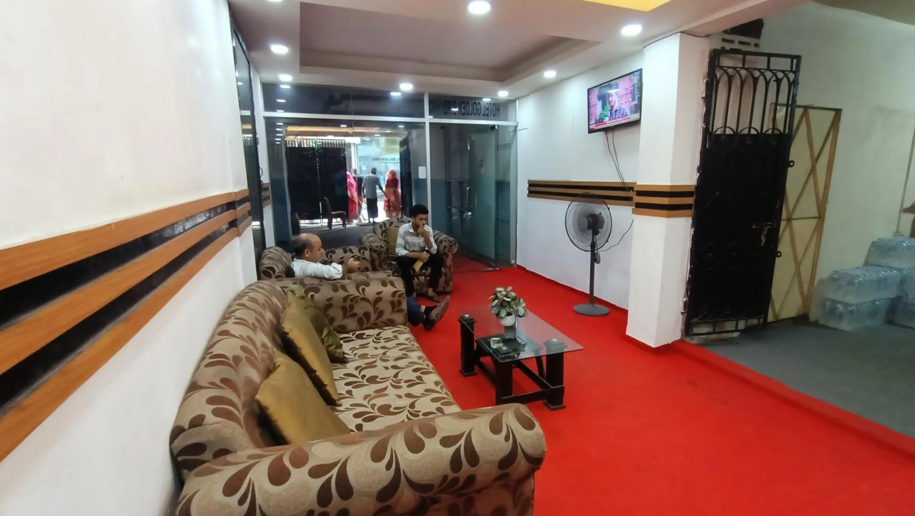 Communal lounge/ TV room in Hotel Golden Bird