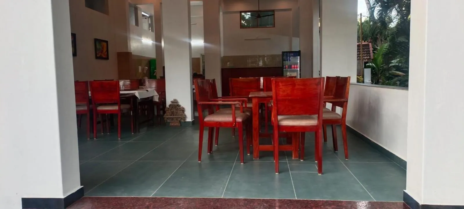 Restaurant/places to eat in tippys beach resort