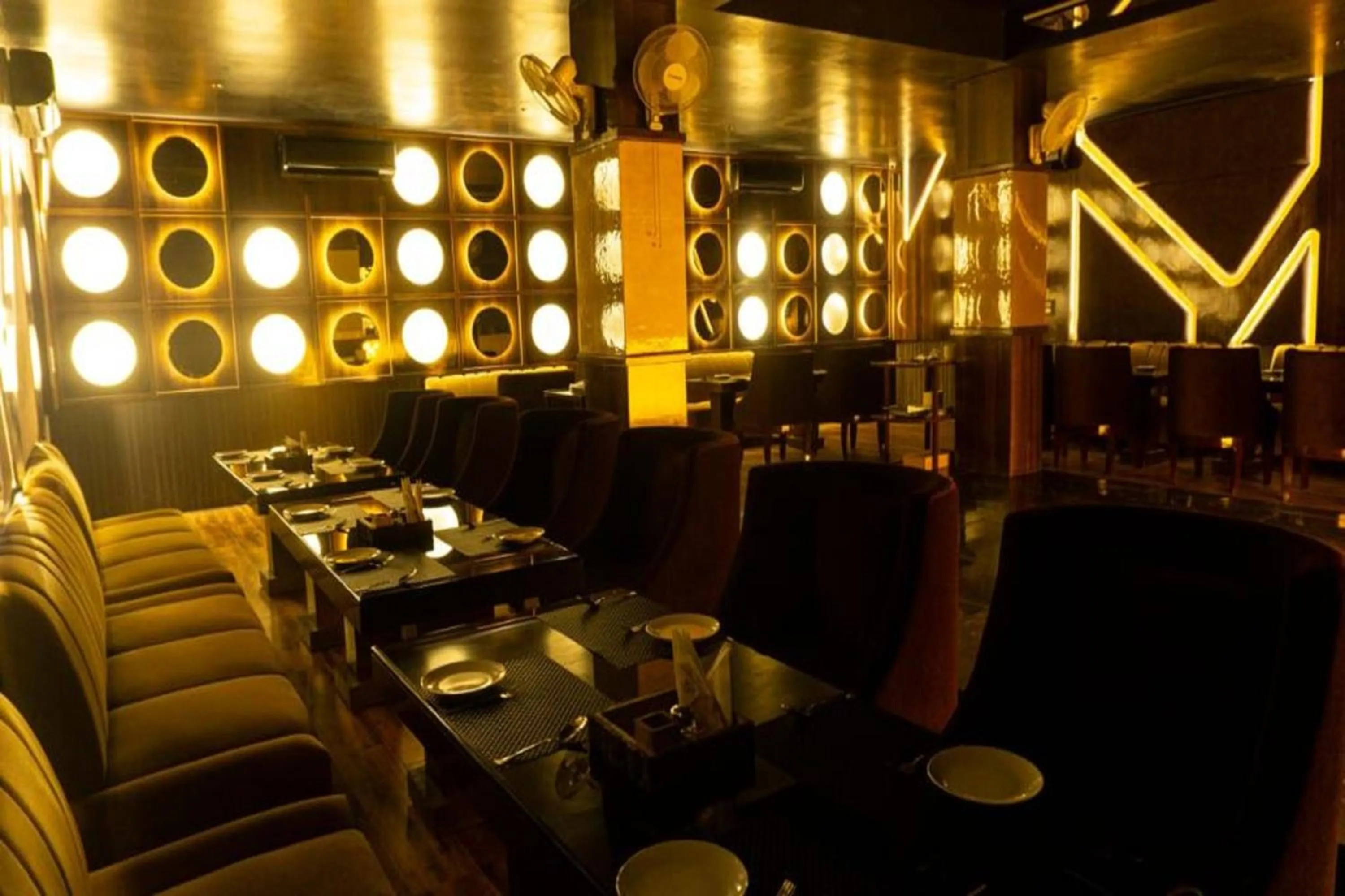 Restaurant/places to eat in Hotel Park Regency