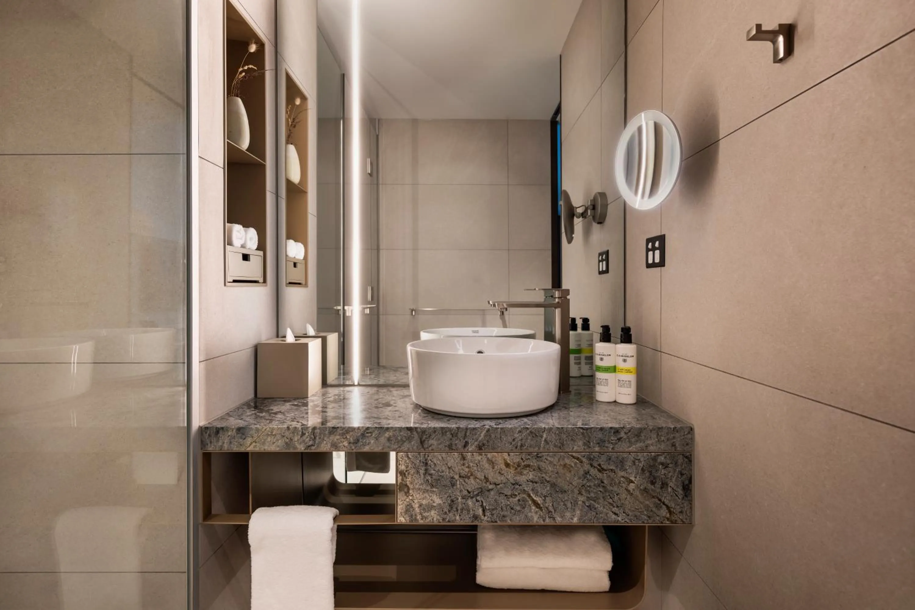 Shower in Pullman Auckland Airport