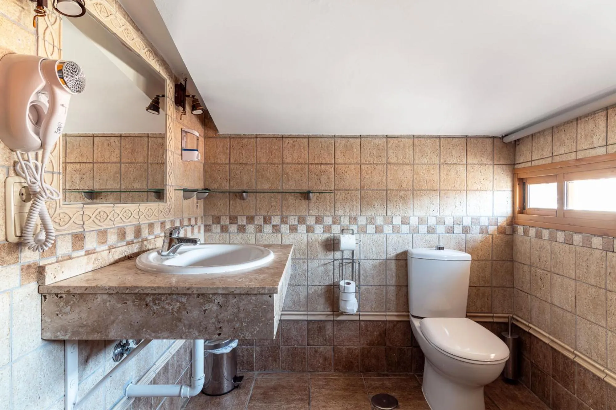 Toilet in Hotel Reina Mora