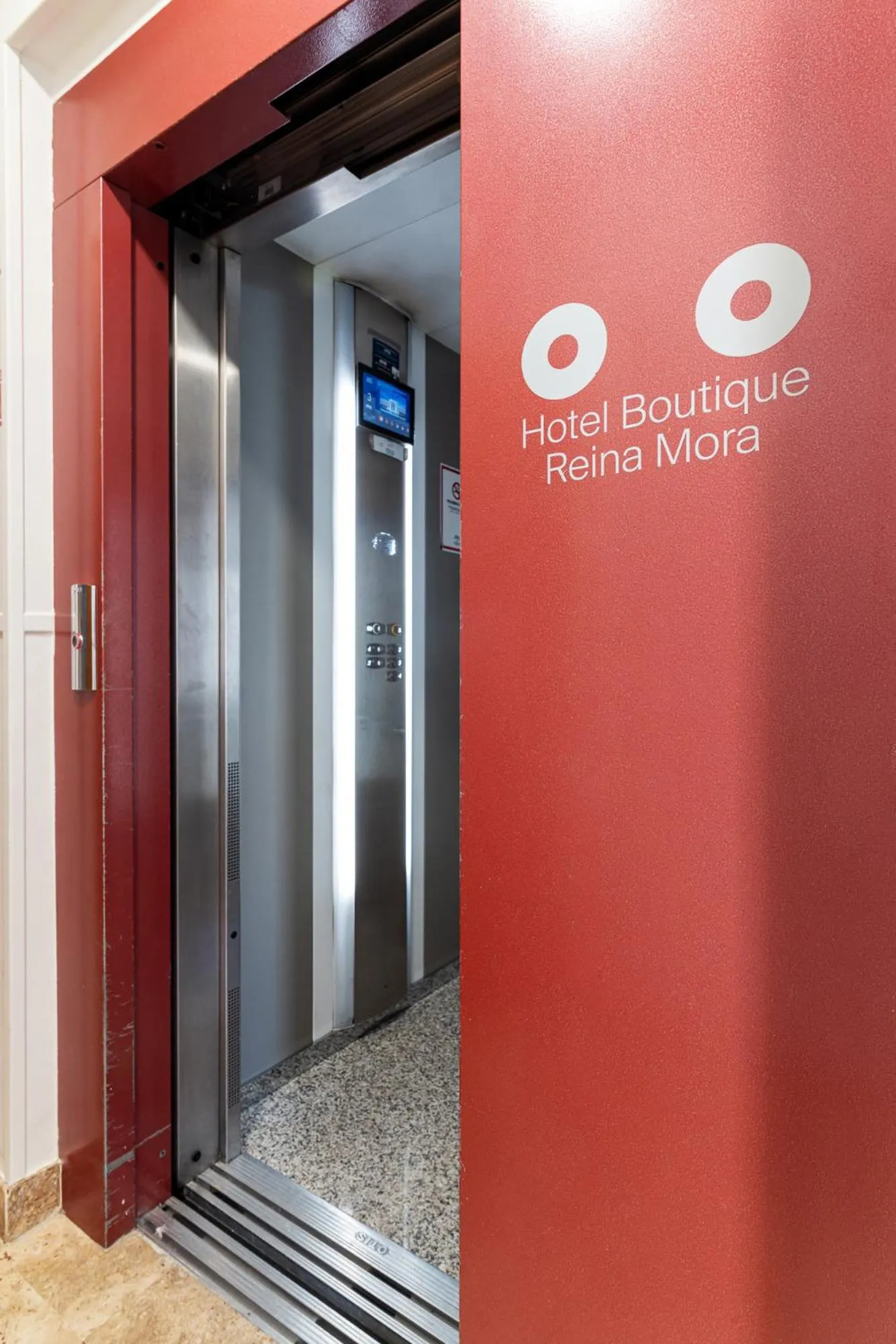 elevator in Hotel Reina Mora
