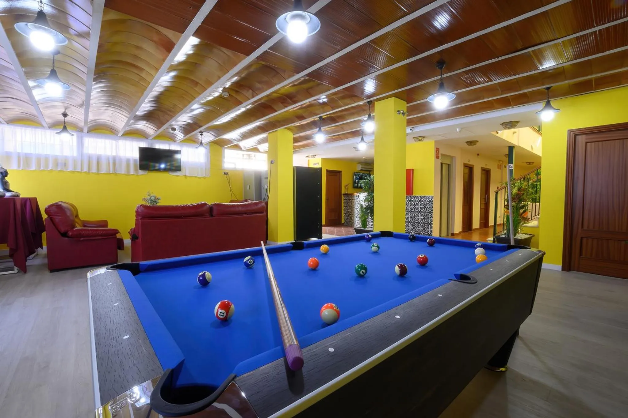 Communal lounge/ TV room in Hotel H28 Camas