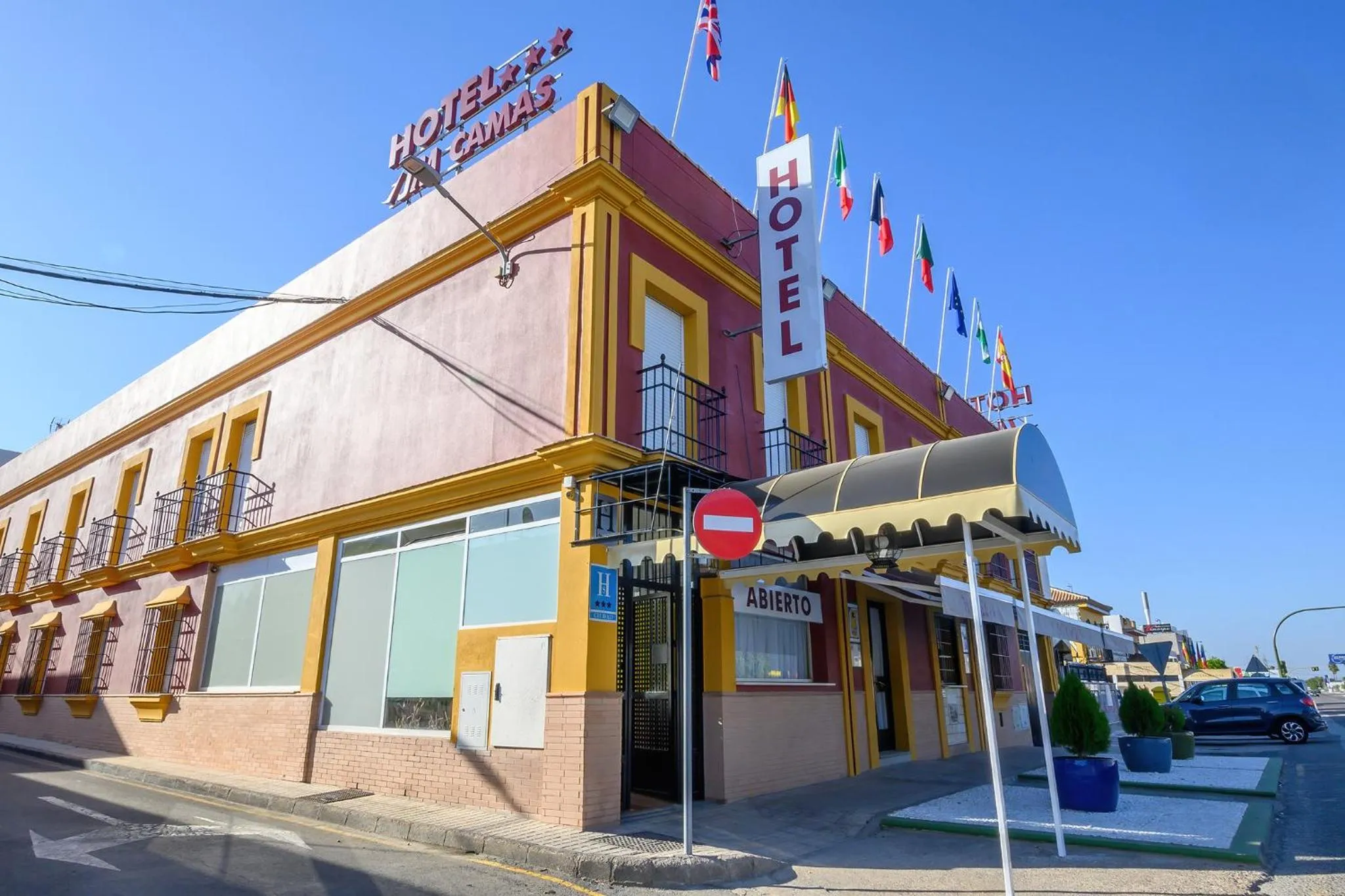 Property building in Hotel H28 Camas