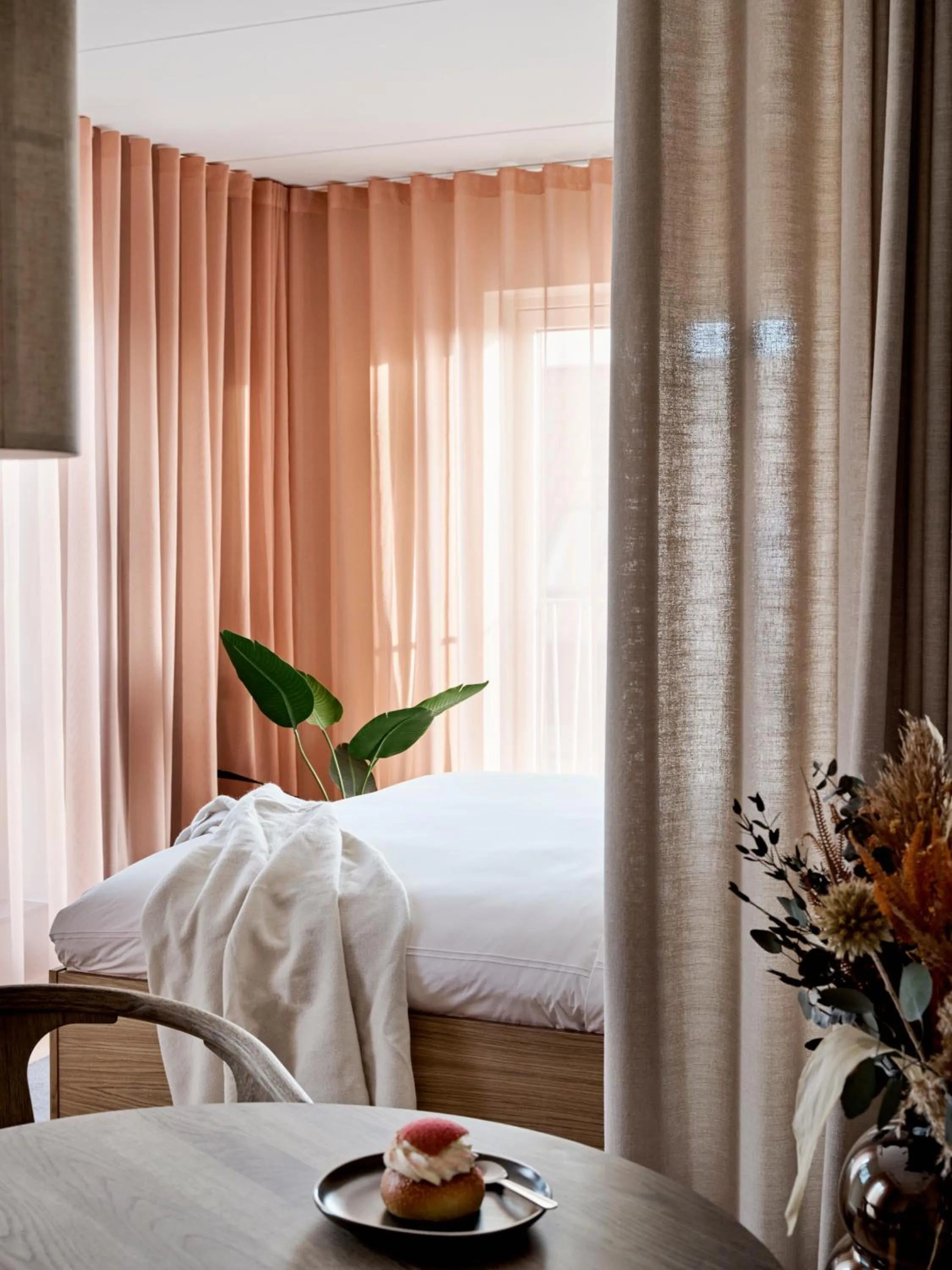 Dining area, Bed in Aura Apartment Hotel