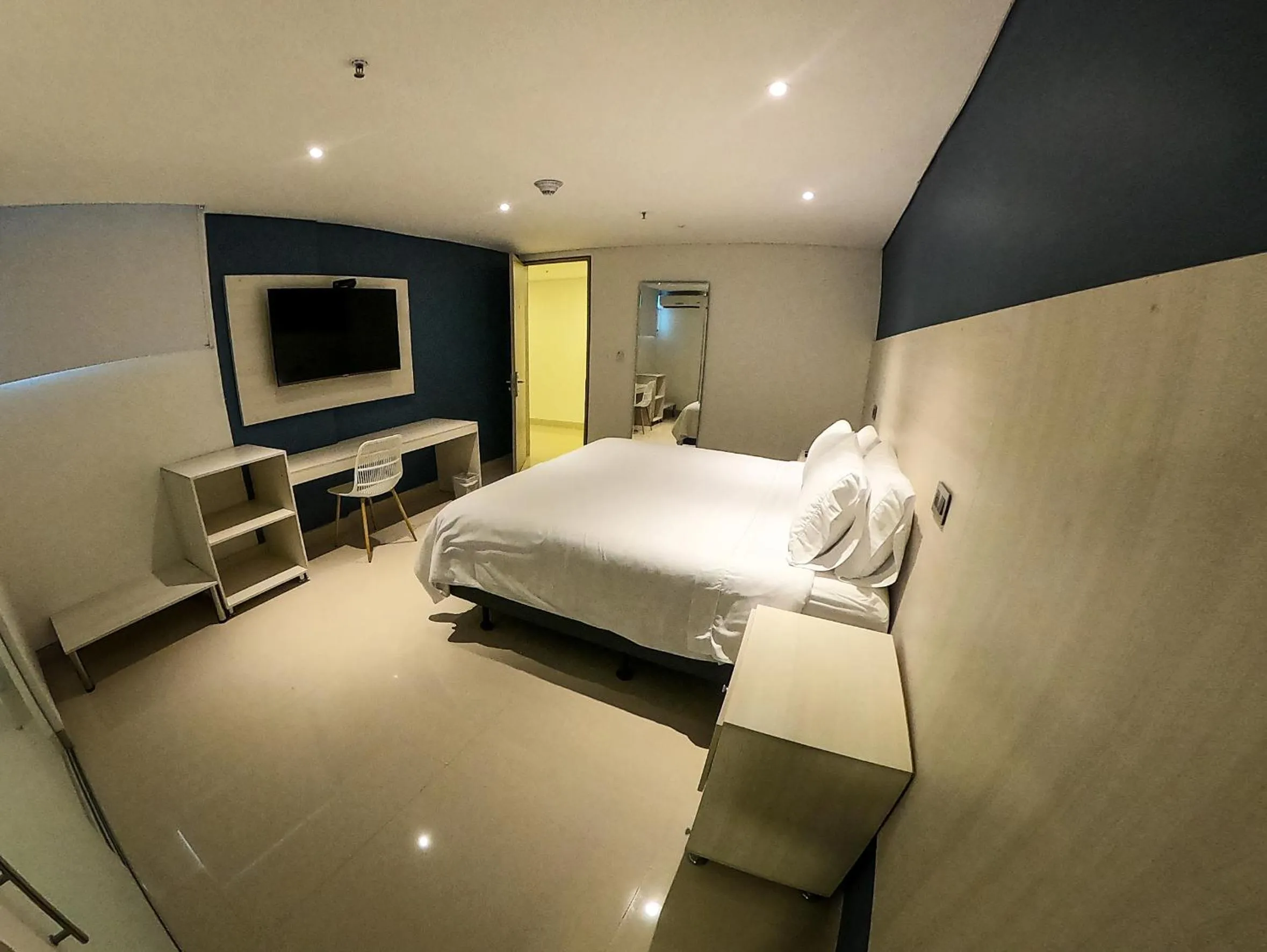 Communal lounge/ TV room, Bed in HOTEL MANZUR
