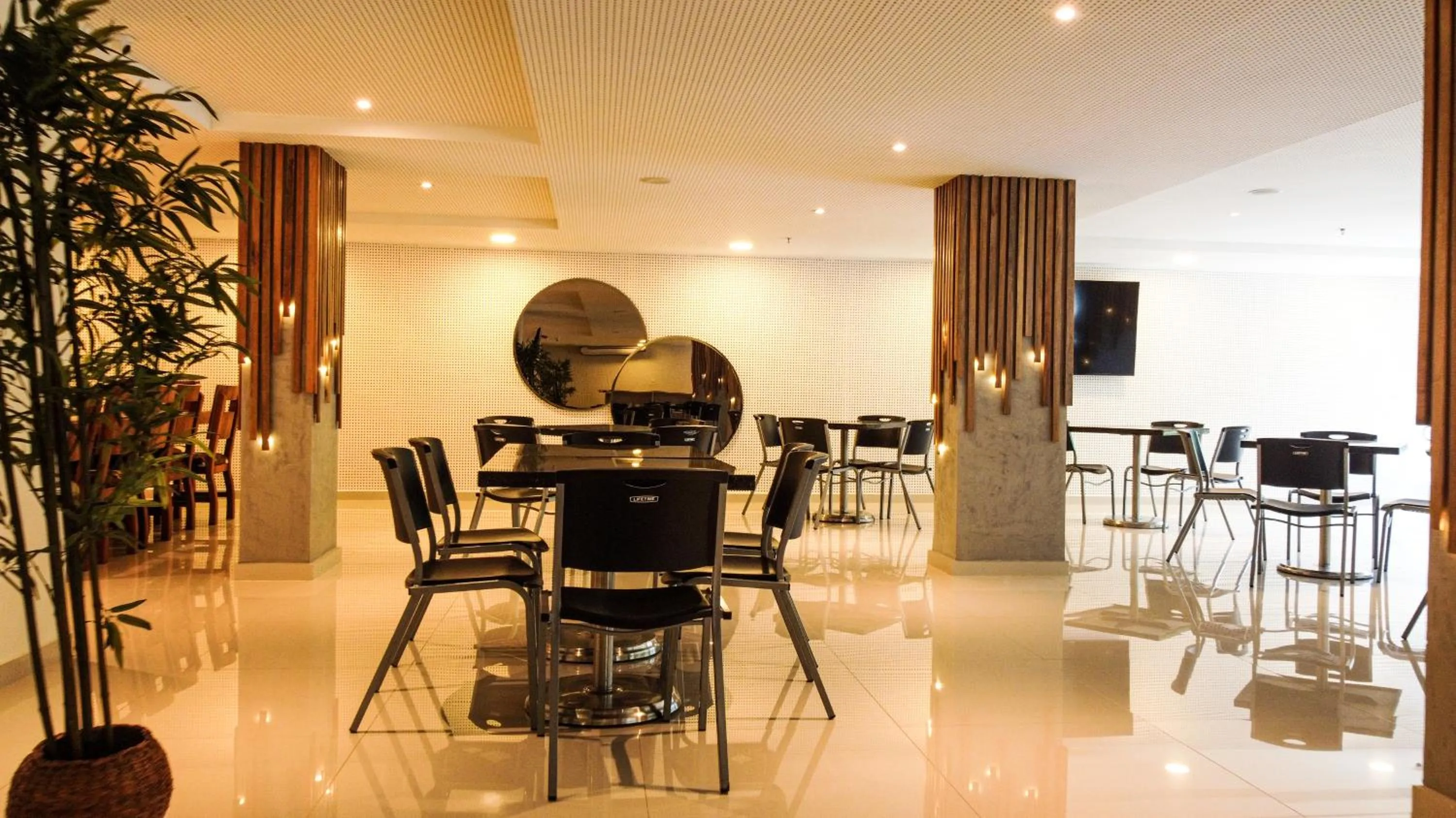 Restaurant/places to eat in HOTEL MANZUR