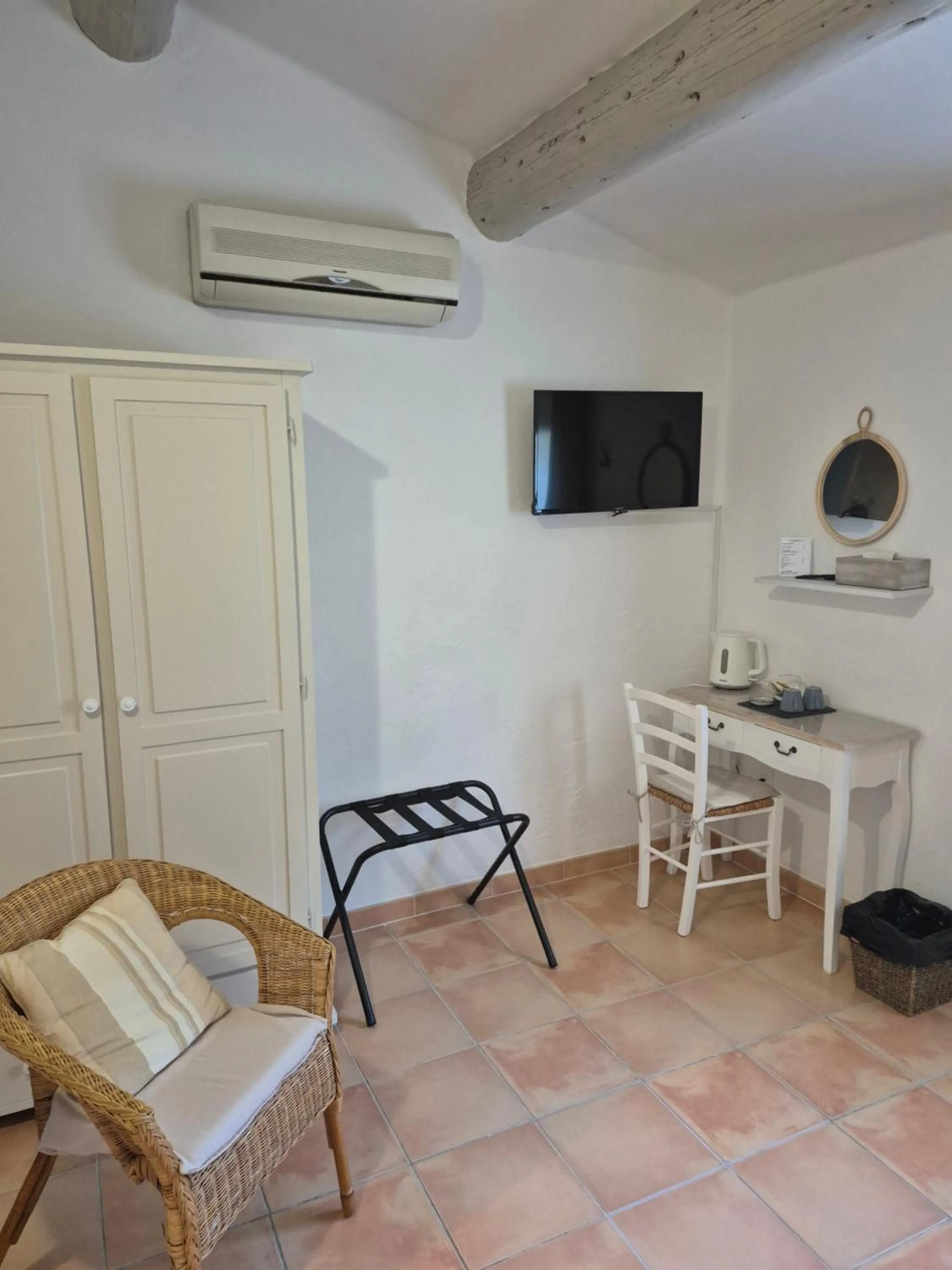 wardrobe in Mas Clement - Chambre et table d'hôtes