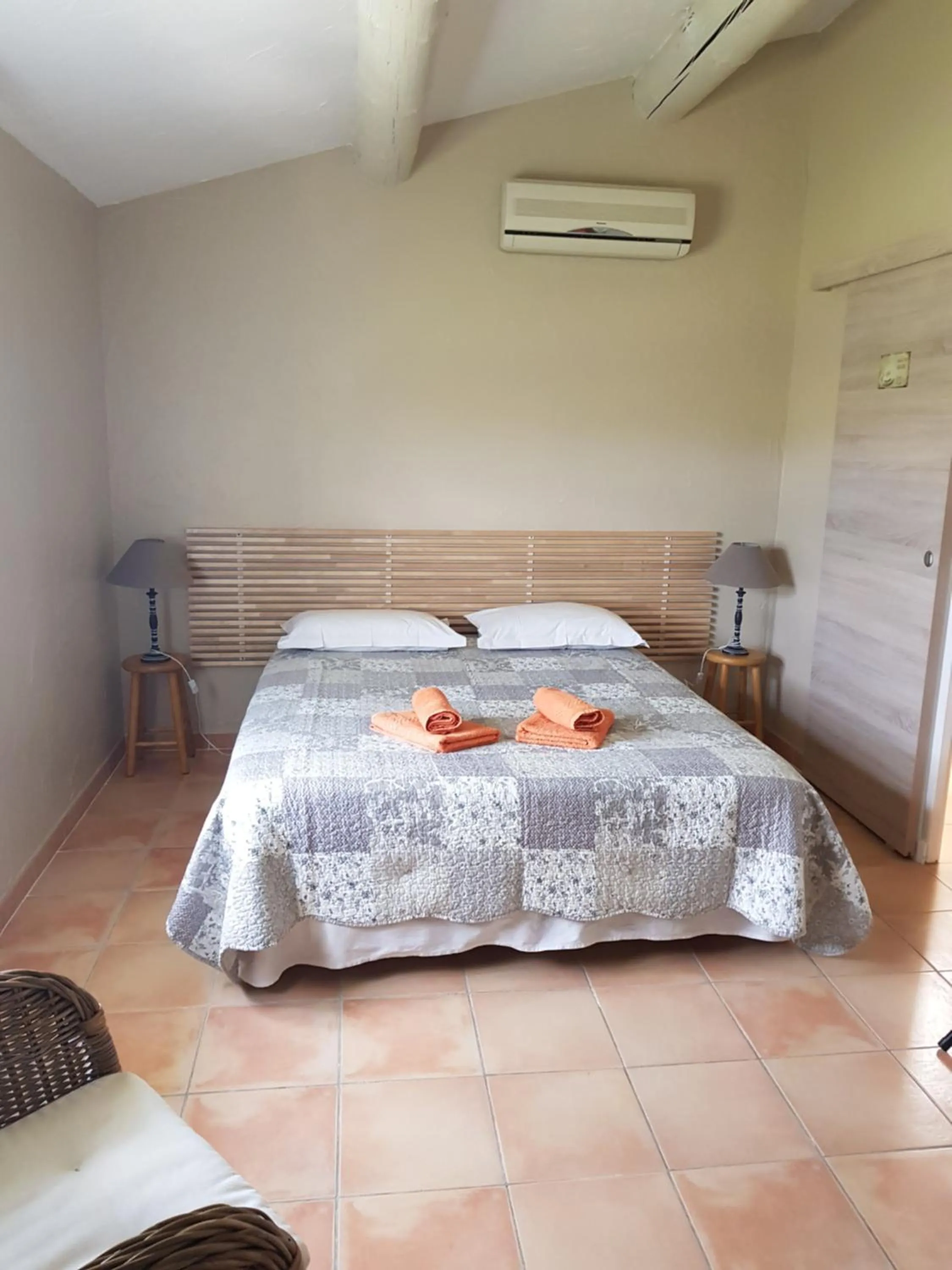 Bedroom, Bed in Mas Clement - Chambre et table d'hôtes