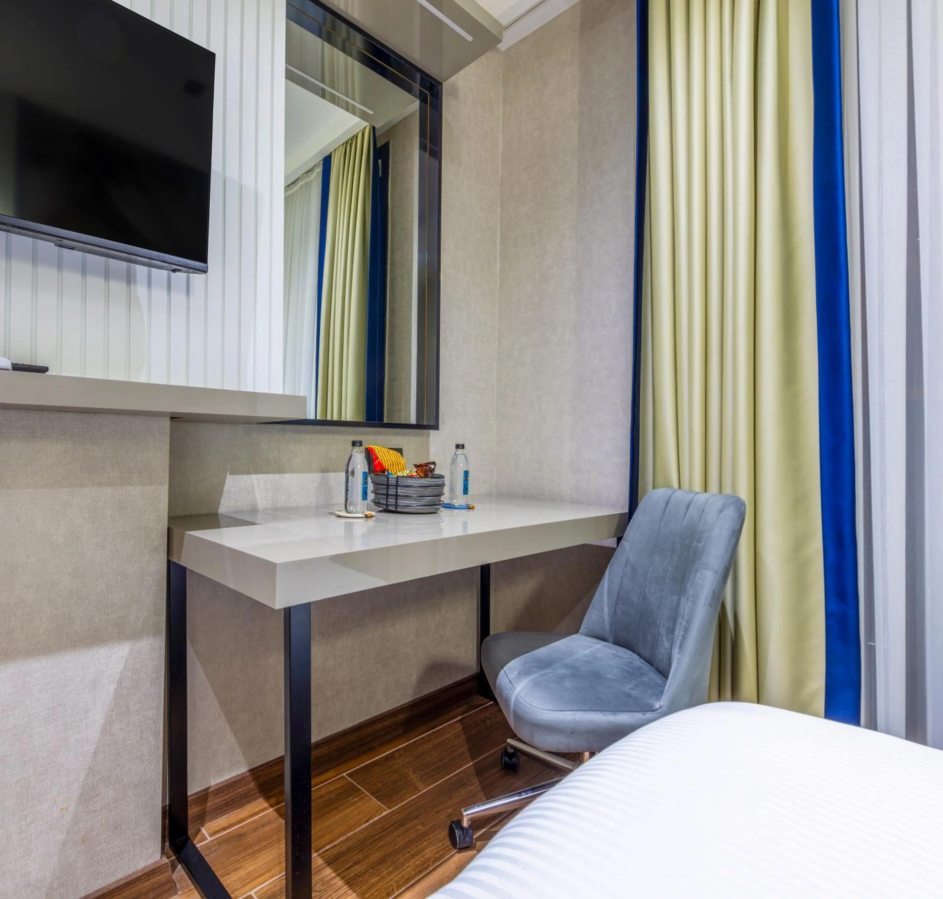 Bed in Dem Premium Hotel - Round Trip Airport Service - Istanbul International Airport