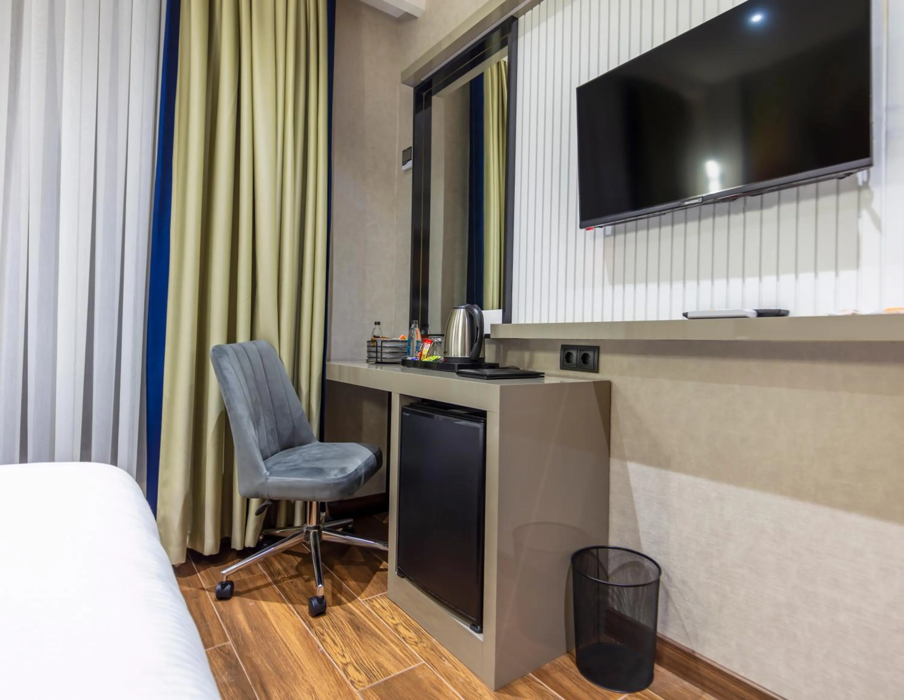 Bed in Dem Premium Hotel - Round Trip Airport Service - Istanbul International Airport