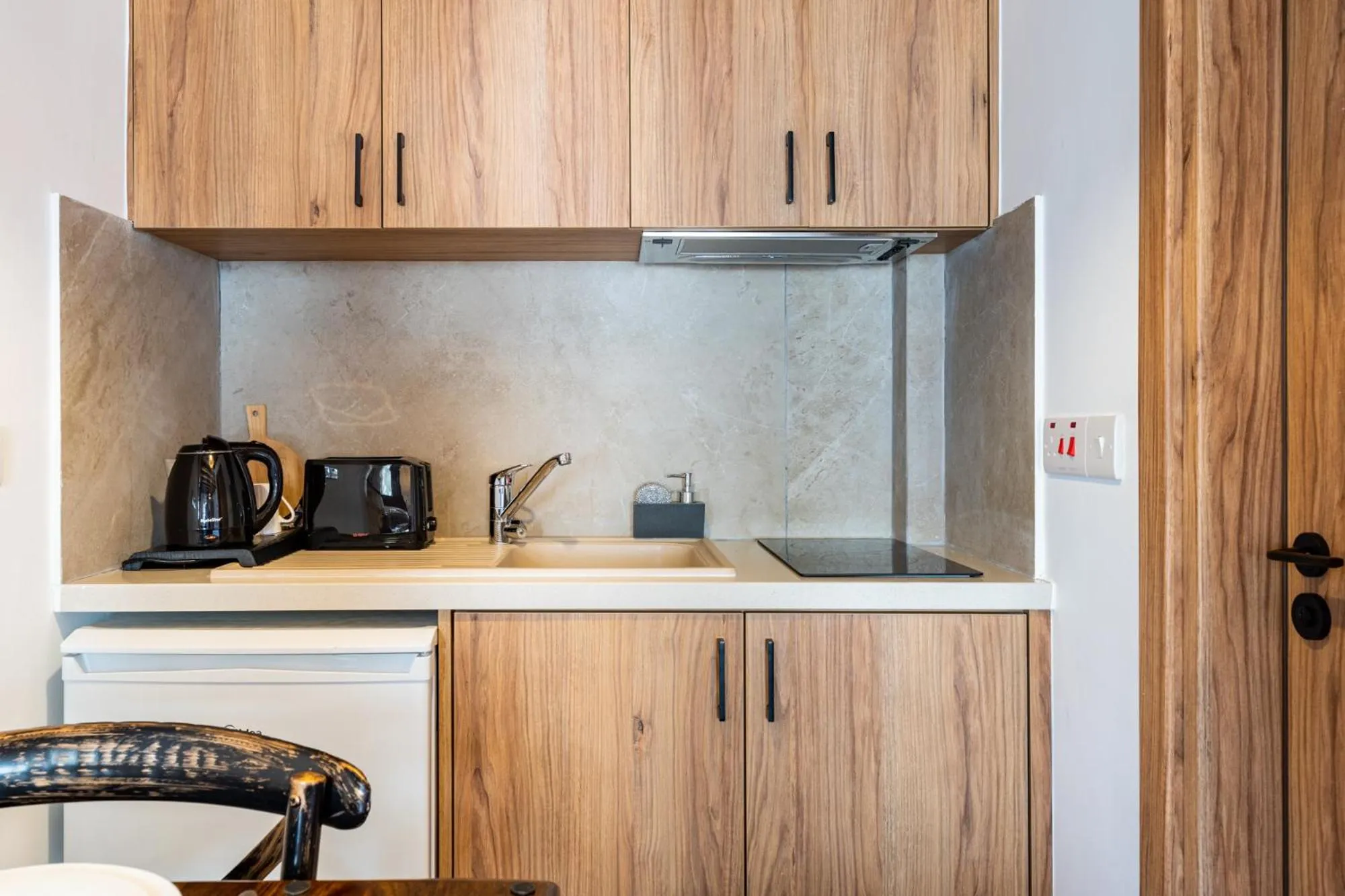 Coffee/tea facilities in Stone Court Boutique Studios